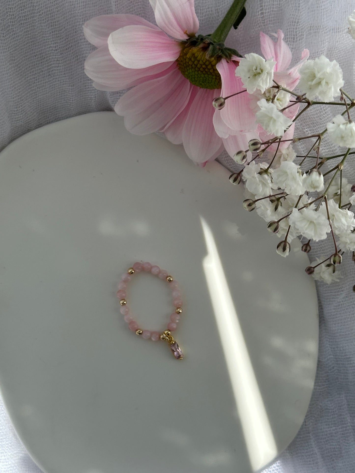 Perlenring mit Rosa Glasperlen und goldenen Details + Zirkonia Anhänger - 10779