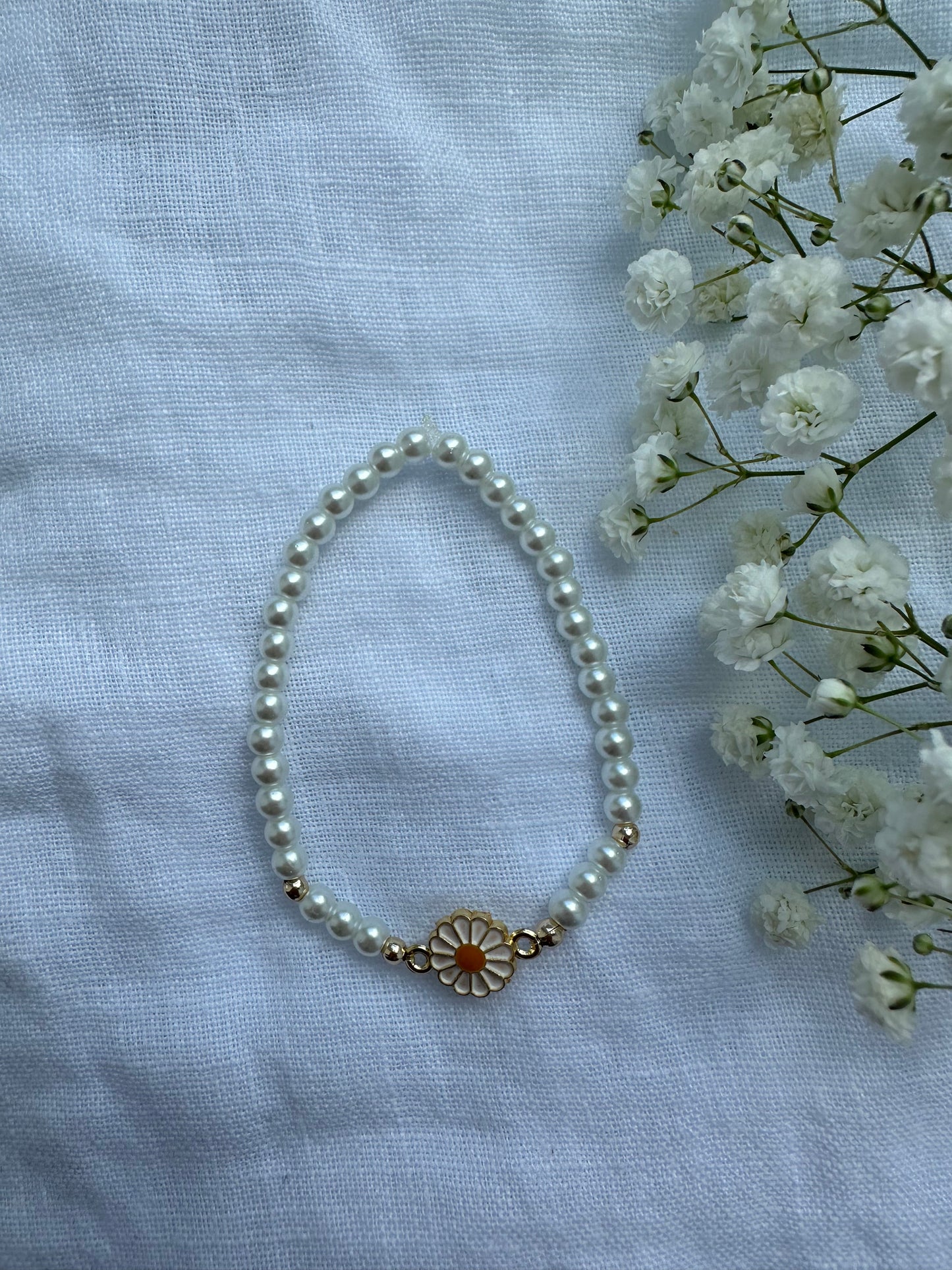 Perlenarmband mit Weißen Perlen und Gänseblümchen Anhänger - 10318