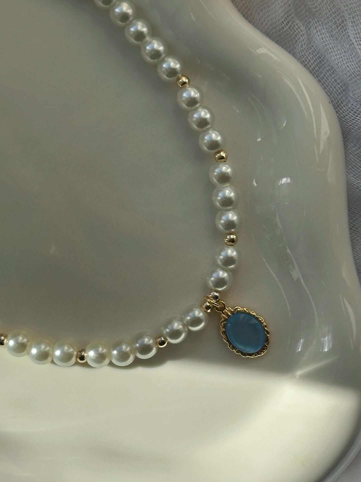 Perlenkette mit Weißen Glasperlen und einem Blauen Stein - 10661