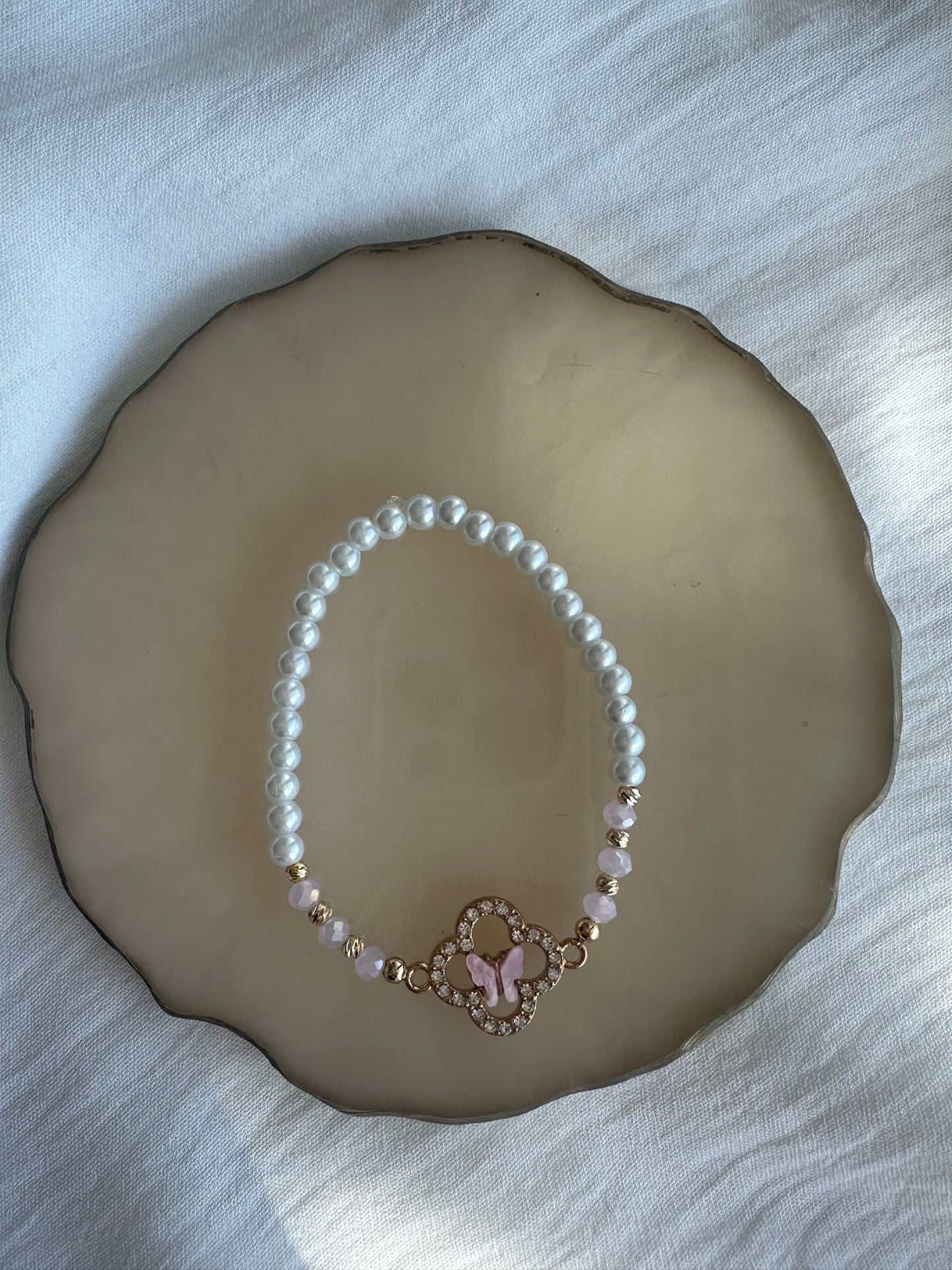 Perlenarmband mit Weißen Glasperlen und Rosa Kristallperlen + Schmetterling Anhänger - 10379