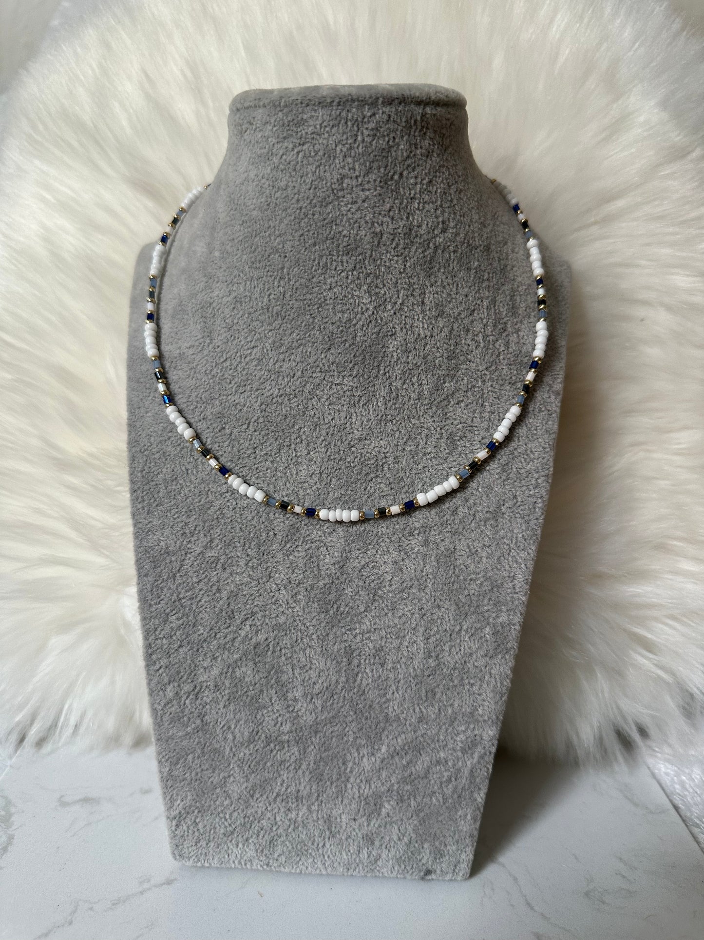 Perlenkette chocker mit weißen Perlen und blauen Zwischenperlen - 10195
