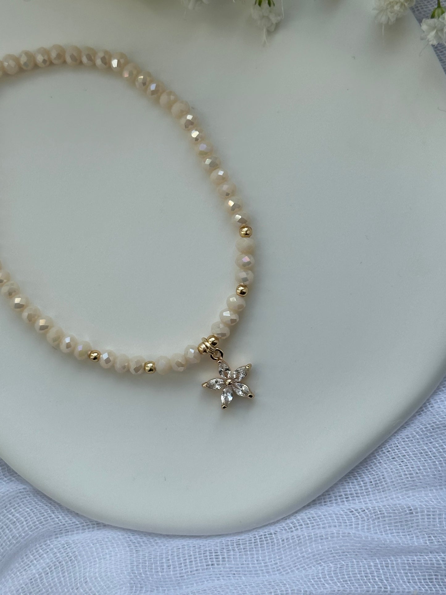 Perlenarmband mit Beigen Kristallperlen und Blumen Anhänger - 10567