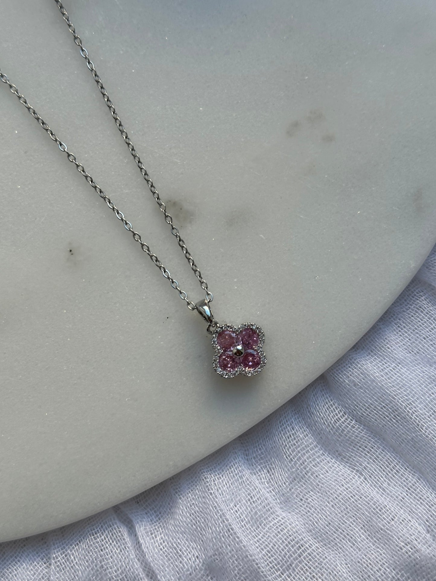 Silberne Halskette mit Kleeblatt Anhänger - 10639