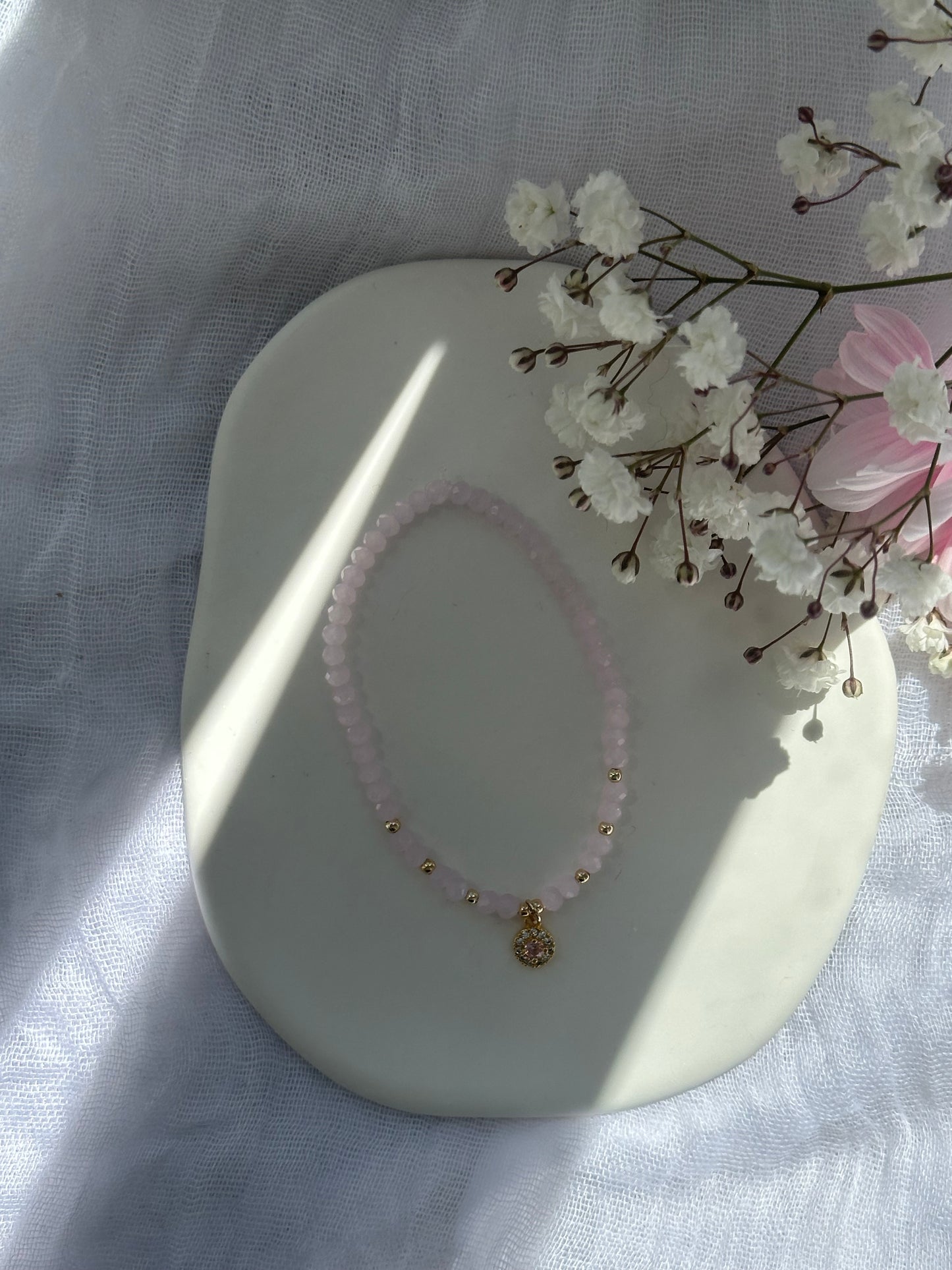 Perlenarmband mit Rosa Kristallperlen und goldenen Details + Zirkonia Anhänger - 10725