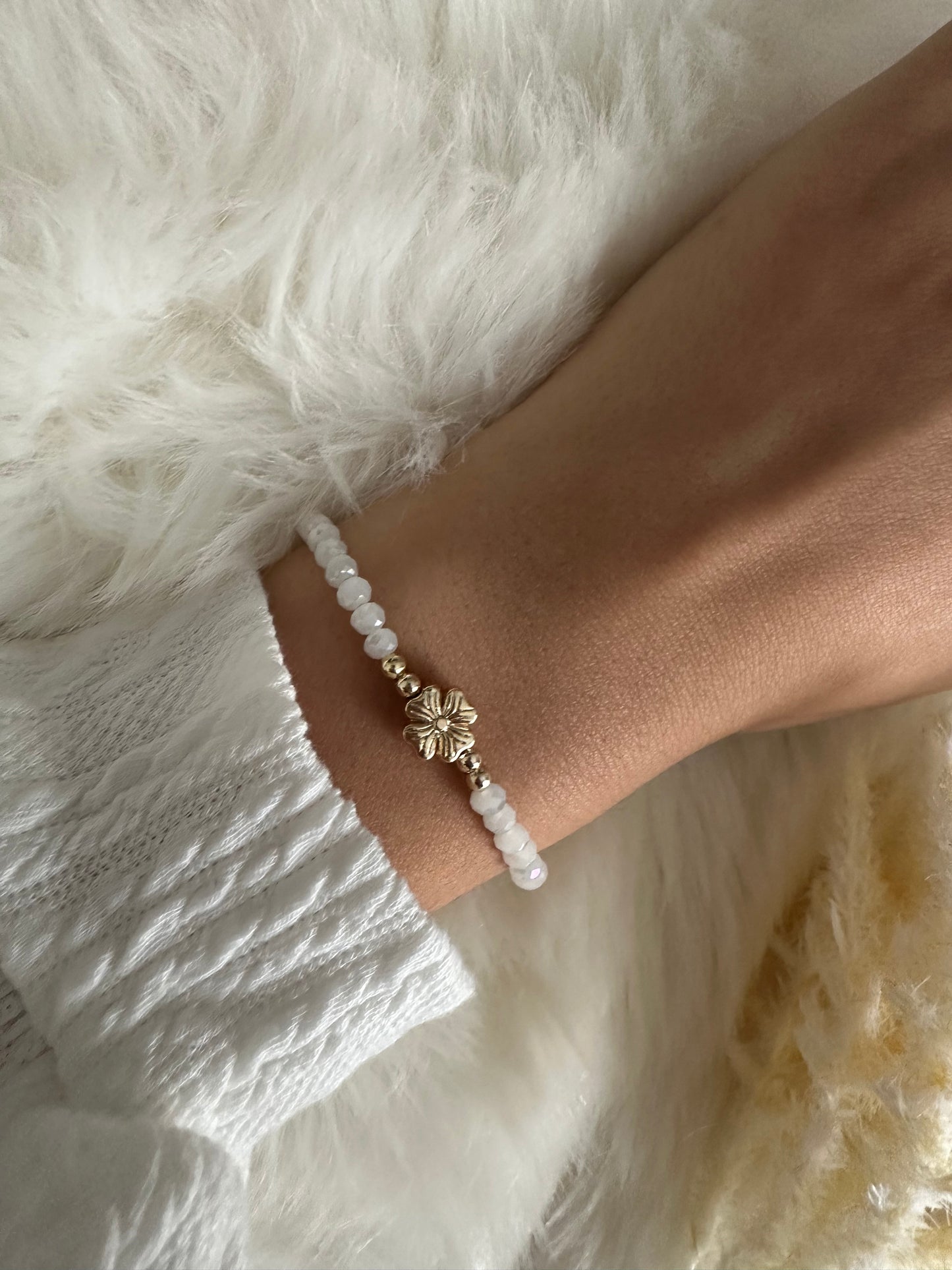 Perlenarmband mit weißen Kristallperlen und Kleeblatt Anhänger - 10433