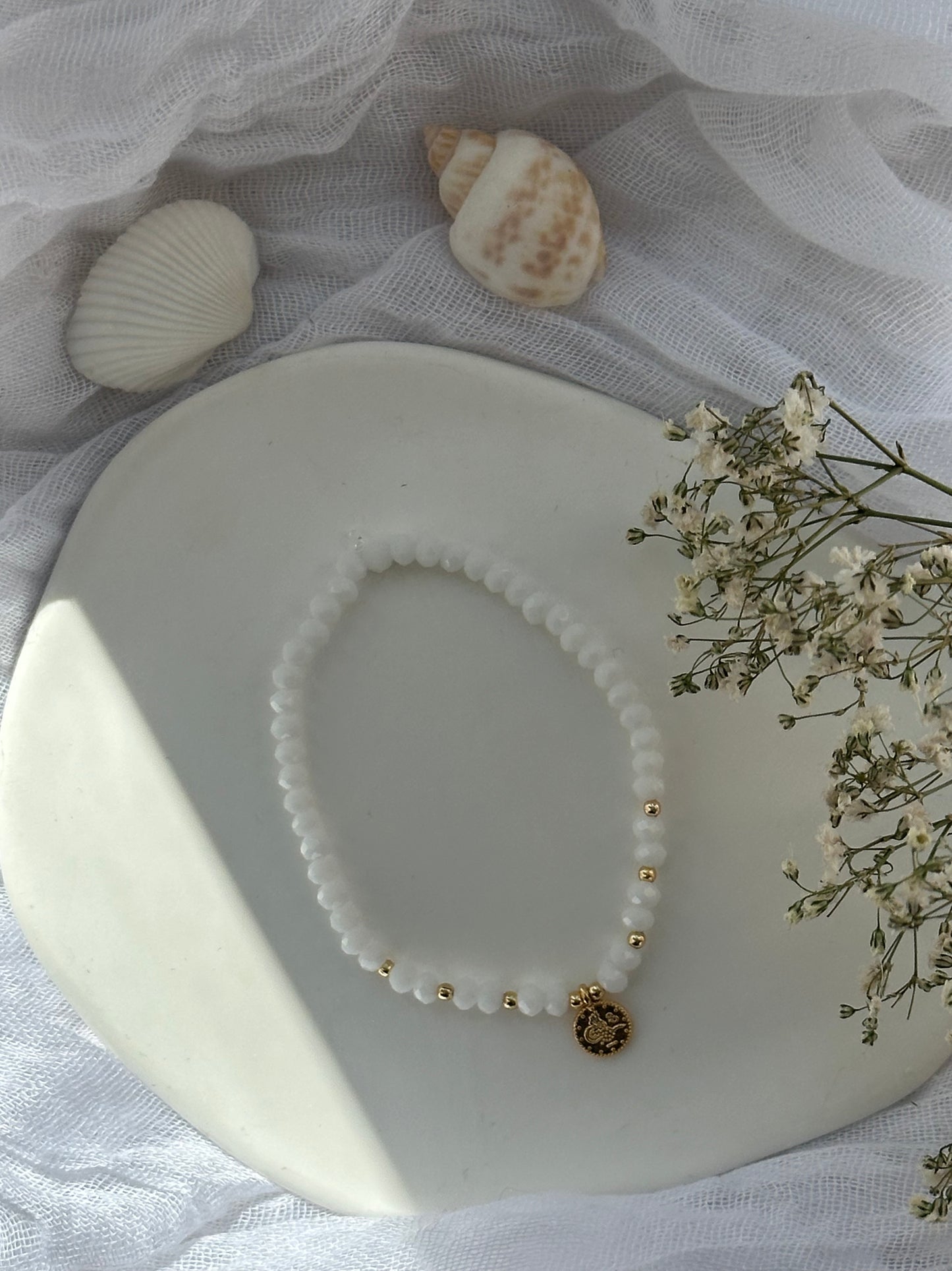 Perlenarmband mit Weißen Kristallperlen und goldenen Perlen + Goldener Taler Anhänger - 10819