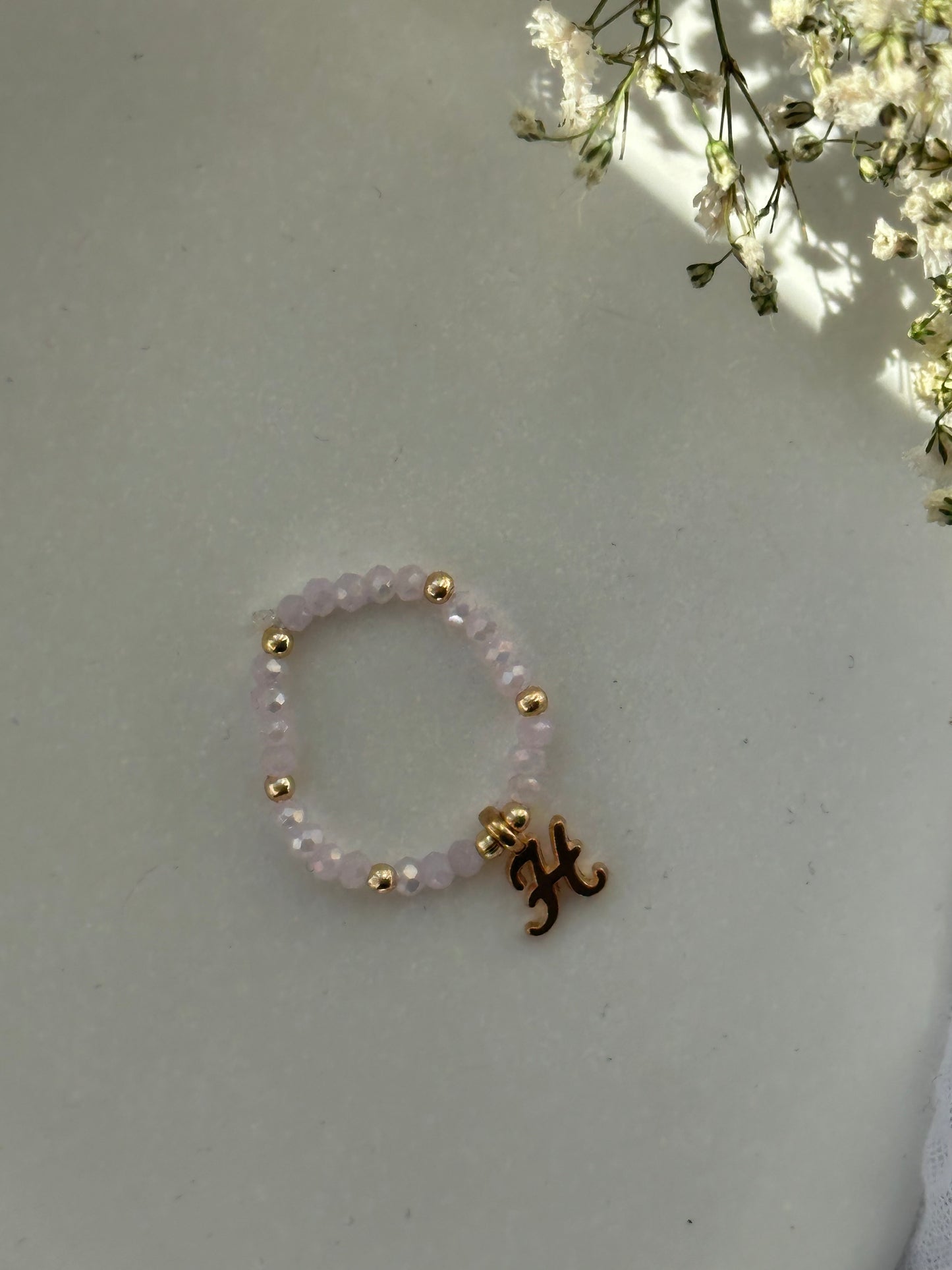 Perlenring mit Rosa Kristallperlen und goldenen Details + Buchstaben Anhänger - 10787