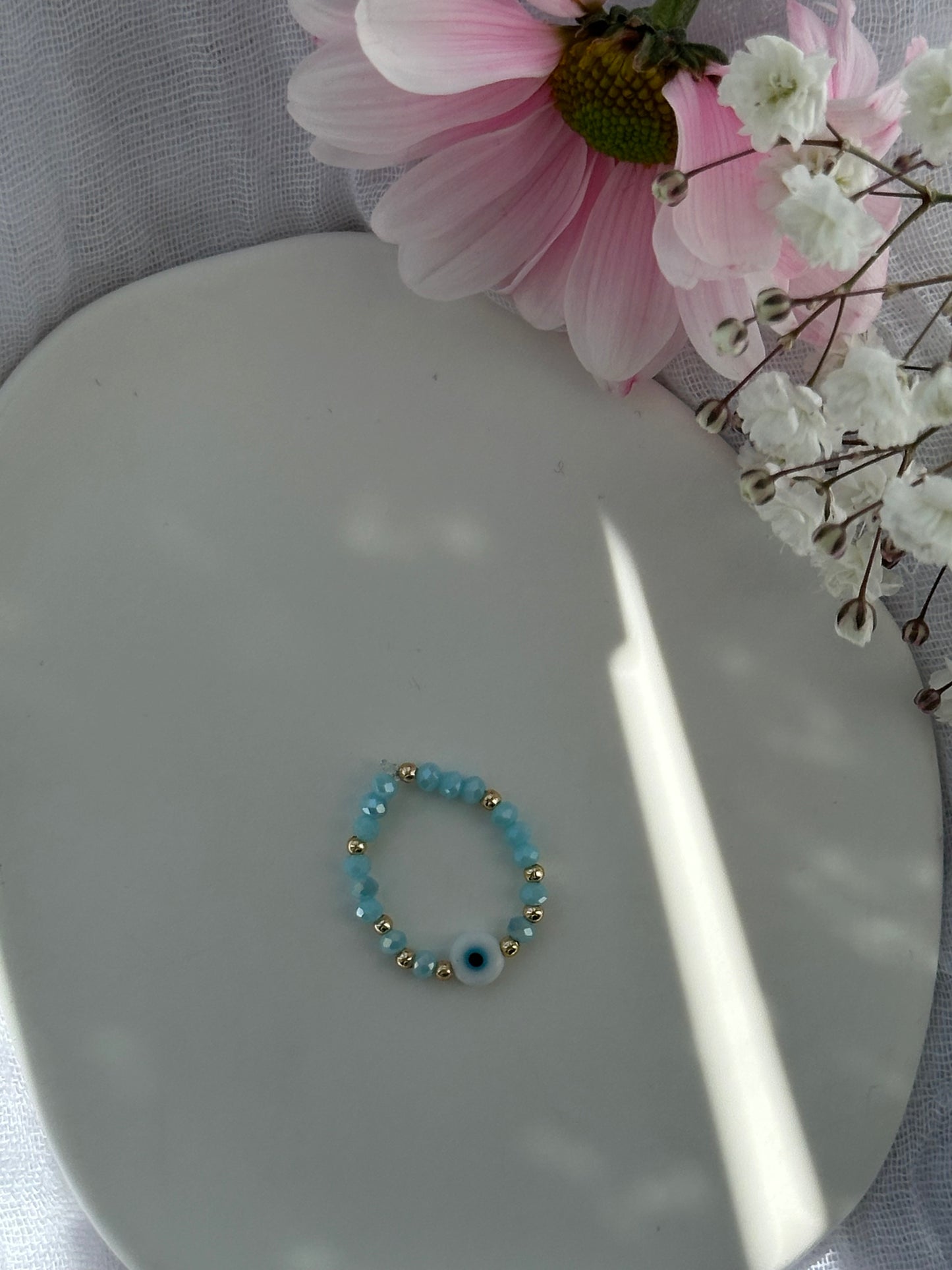 Perlenring mit Blauen Kristallperlen und goldenen Details + Nazar Anhänger - 10779