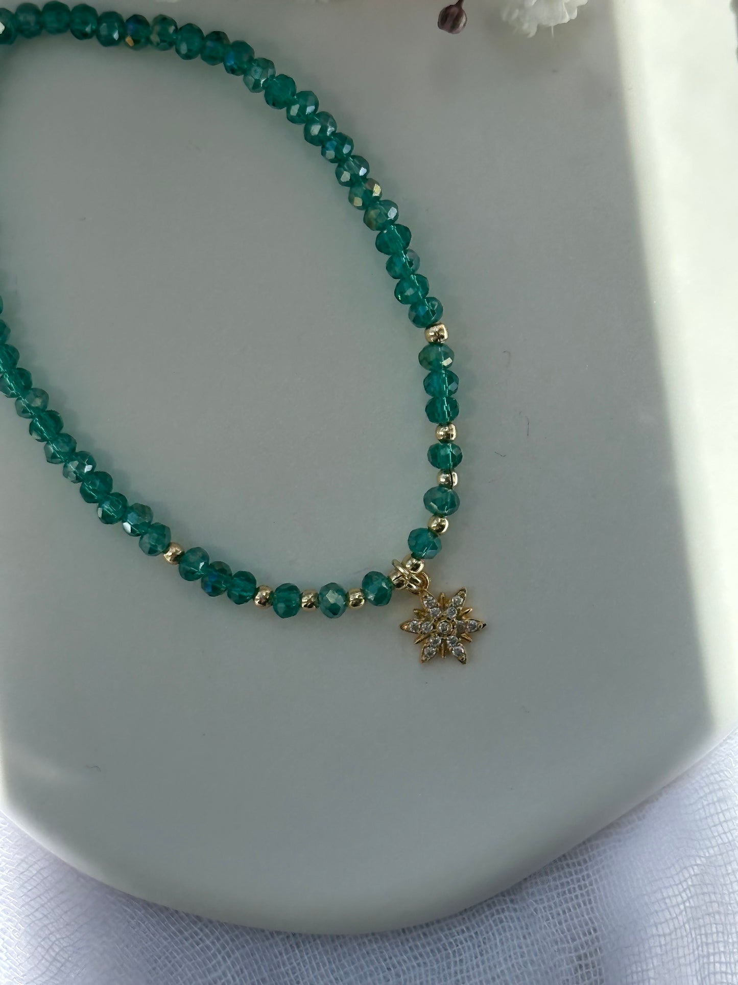 Perlenarmband mit Grünen Kristallperlen und goldenen Details + Stern Anhänger - 10718