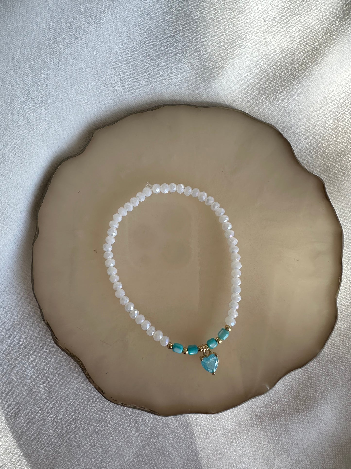 Perlenarmband mit Weißen Kristallperlen und Blauen Perlen + Herz Anhänger - 10325