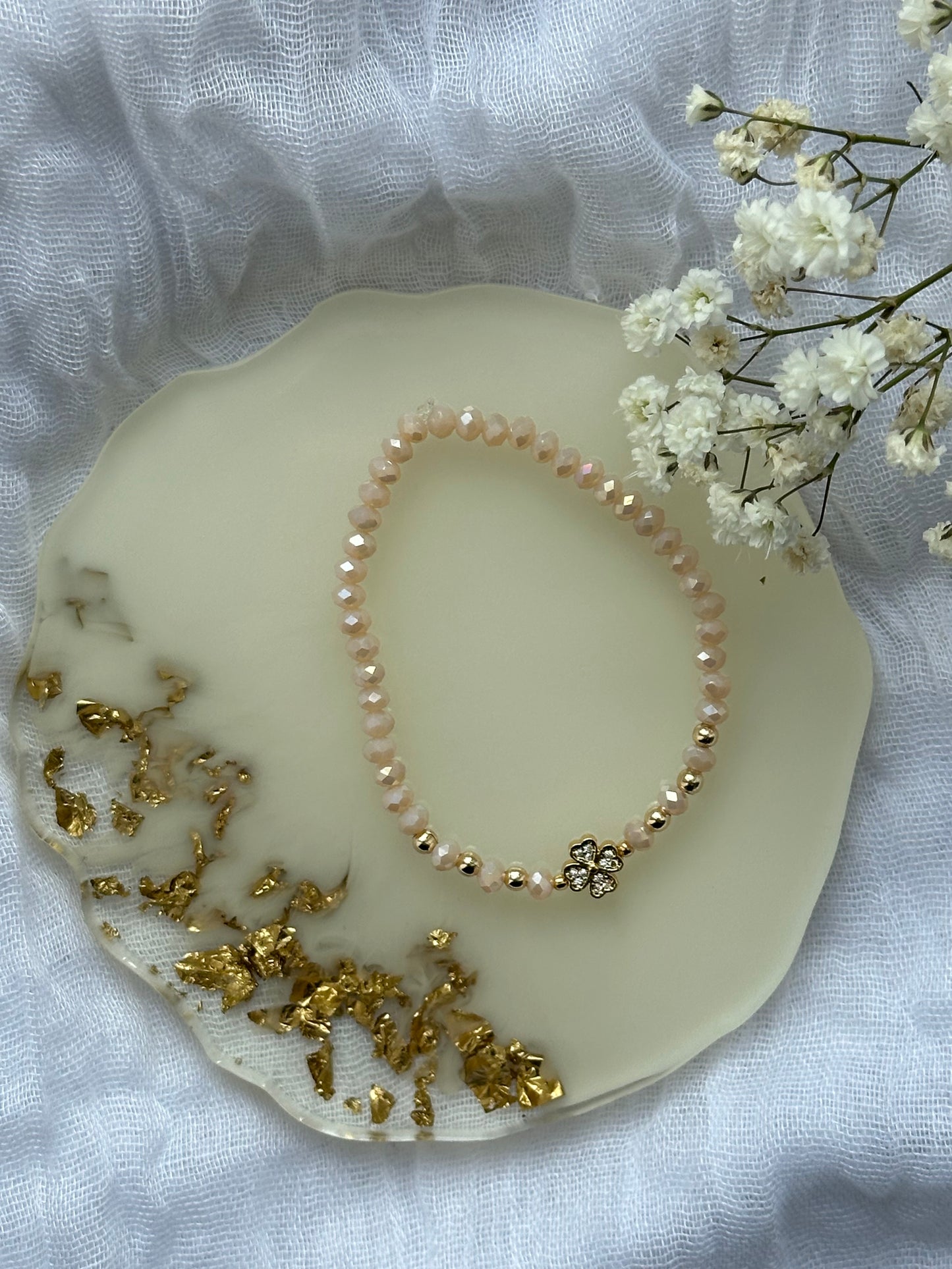 Perlenarmband mit Beigen Kristallperlen und Zirkonia Kleeblatt Anhänger - 10521