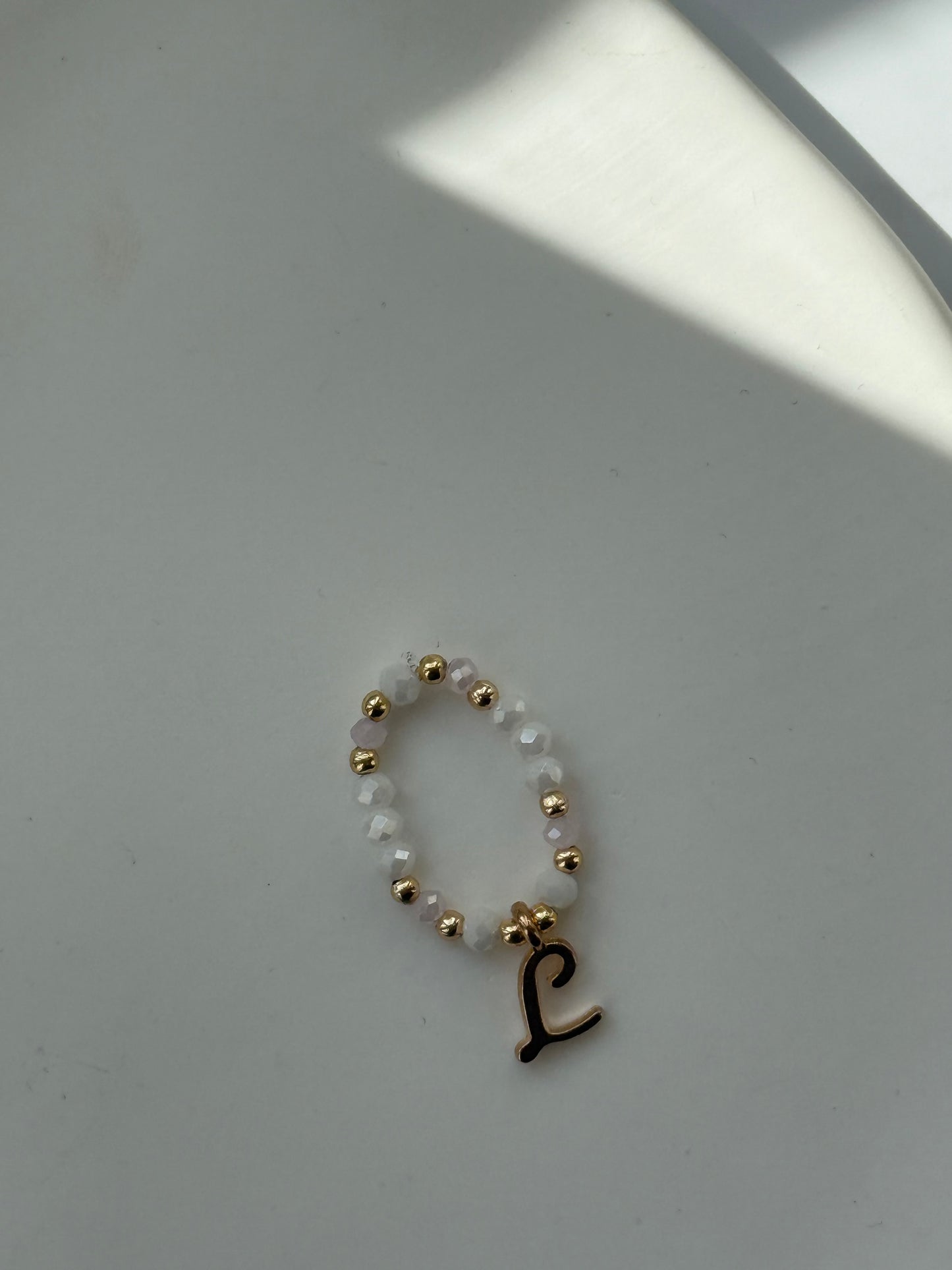 Perlenring personalisiert mit Weißen und Rosa Kristallperlen + Goldenen Details - 10955