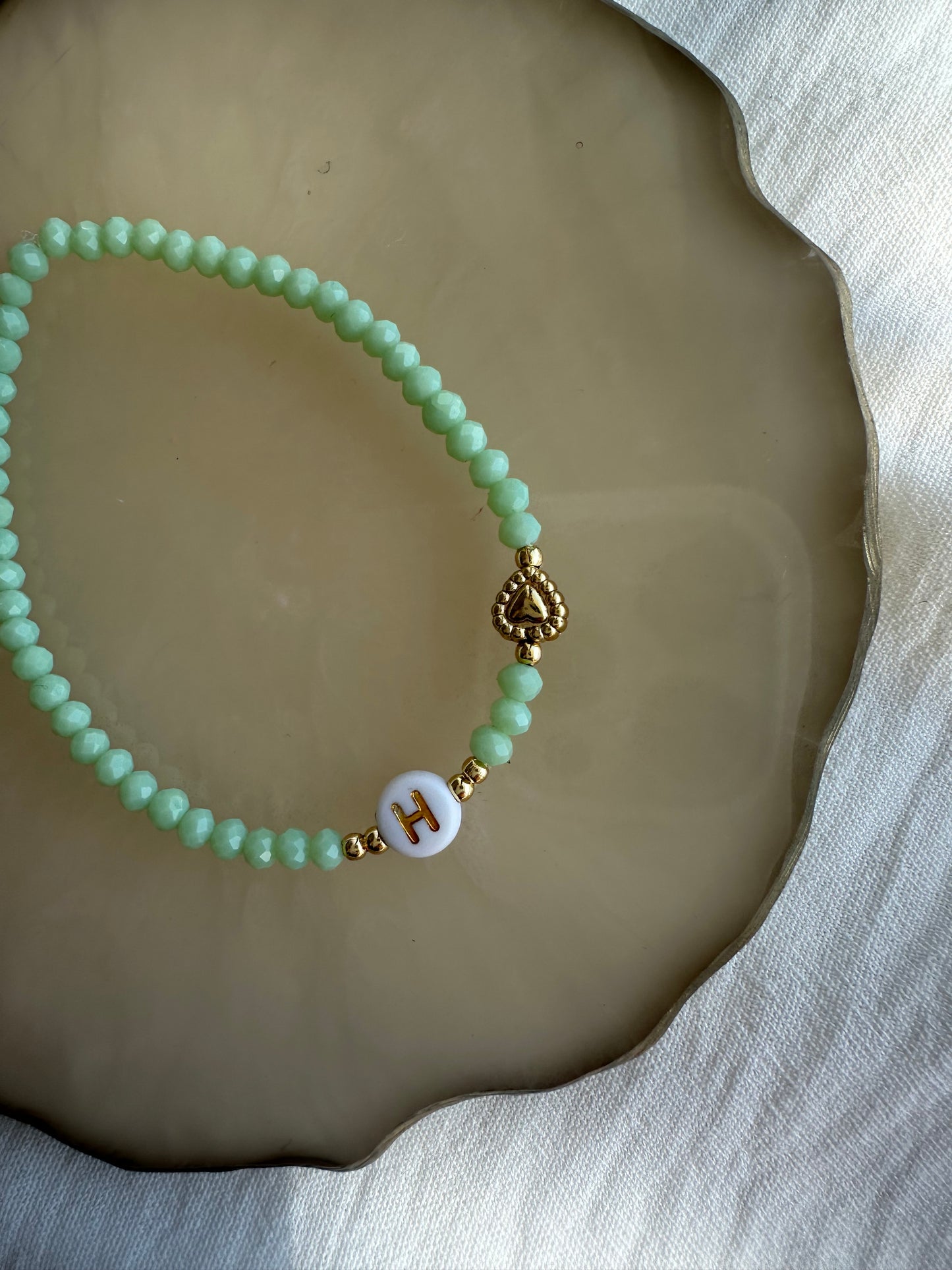 Perlenarmband personalisiert mit Grünen Kristallperlen und Herz Anhänger - 10324
