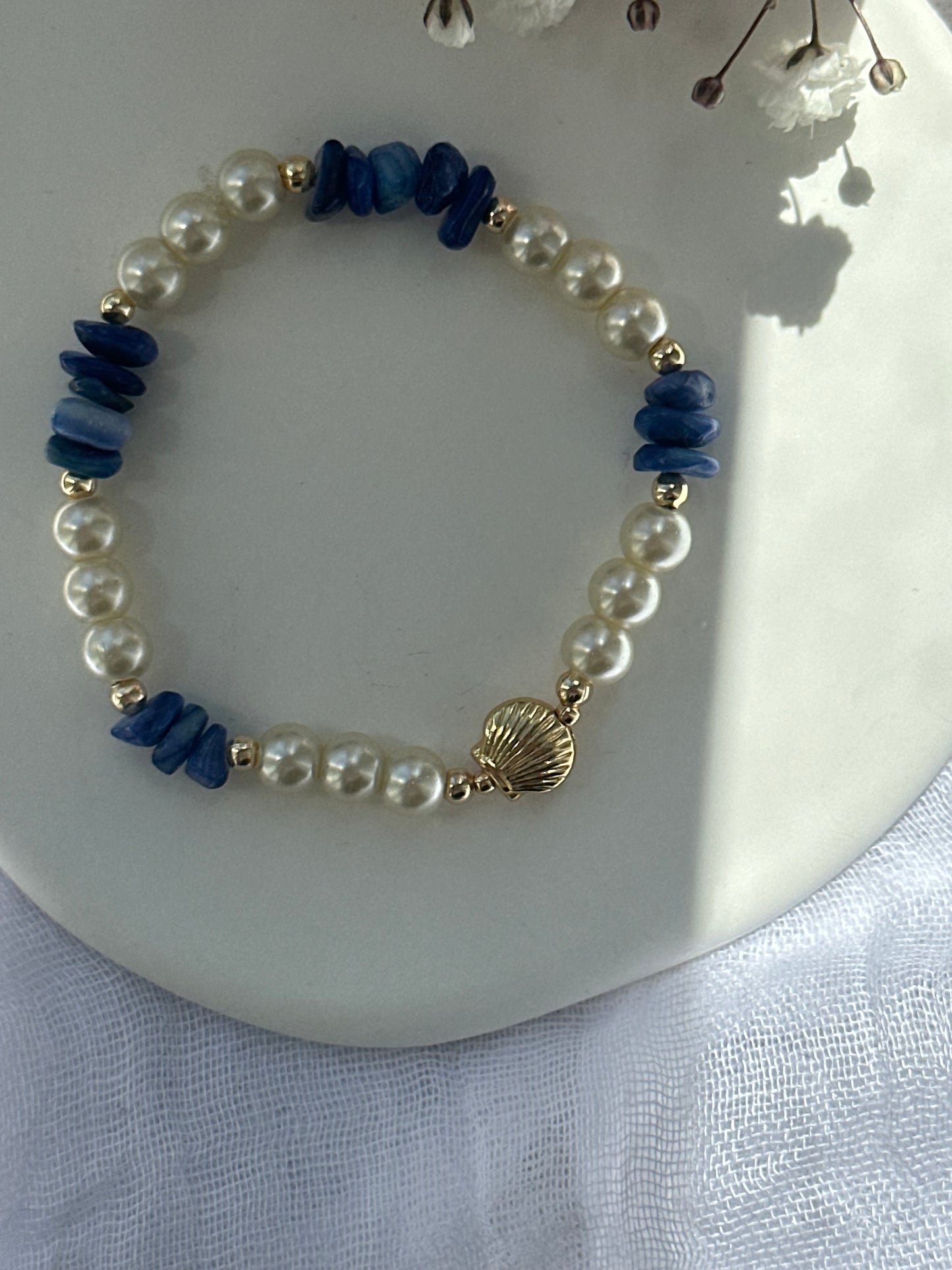 Perlenarmband mit Beigen Glasperlen und Blauen Edelsteinen und goldenen Details + Muschel Anhänger - 10734