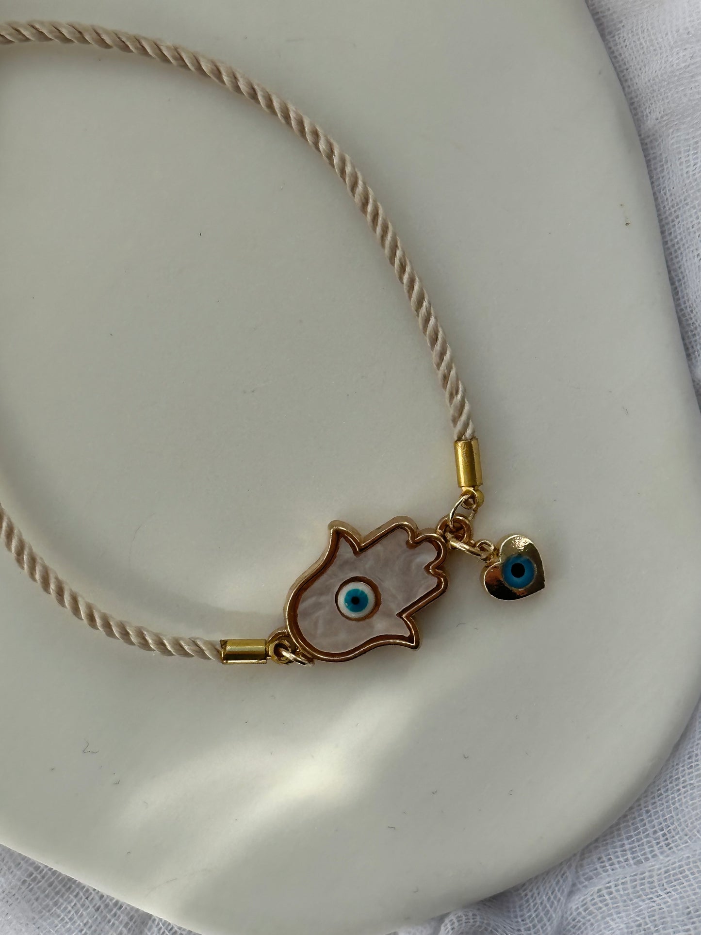 Verstellbares Stoffarmband mit Fatimas Hand und Nazar Anhänger - 10863