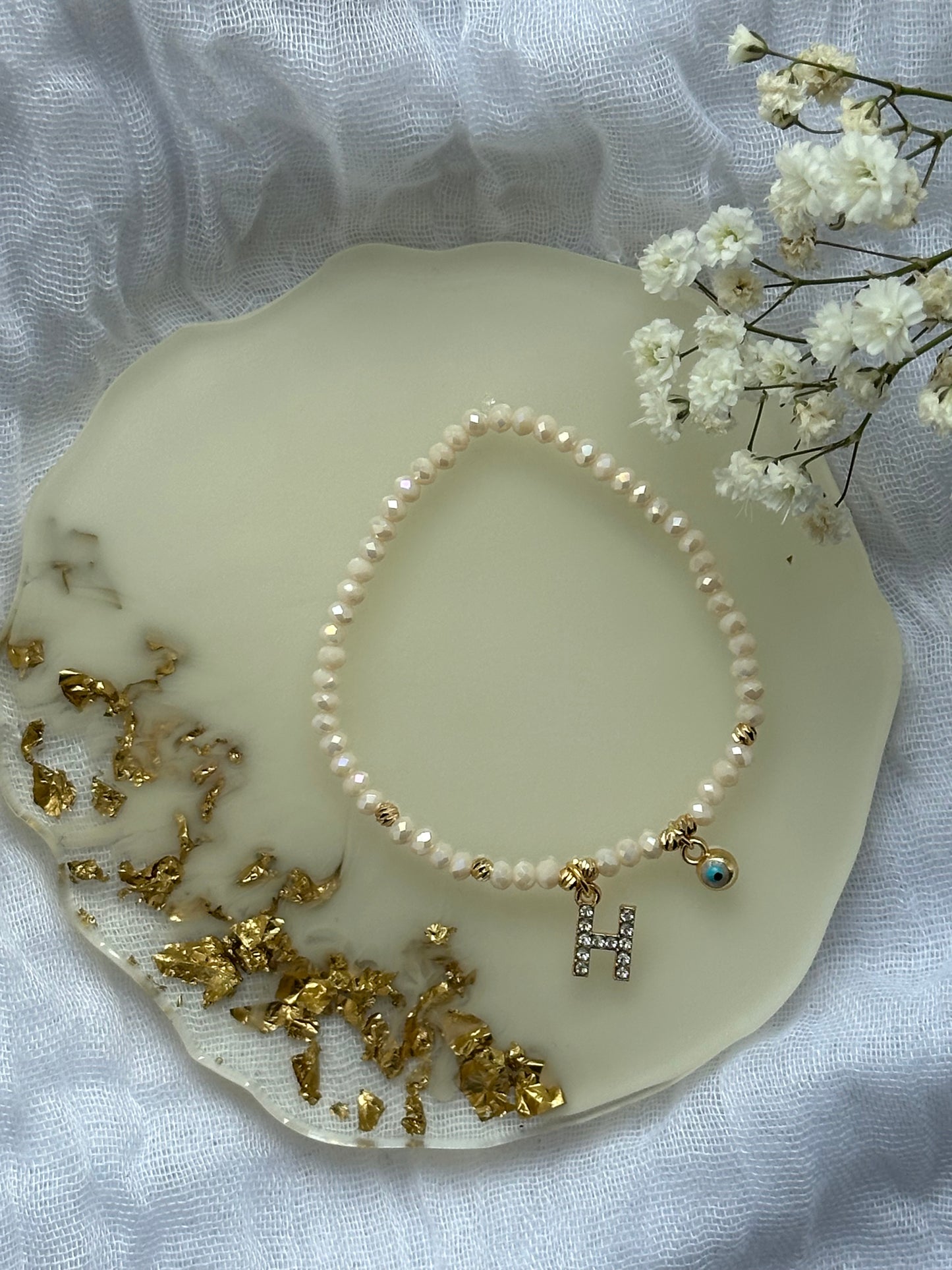 Perlenarmband personalisiert mit Beigen Kristallperlen und Nazar Anhänger - 10524