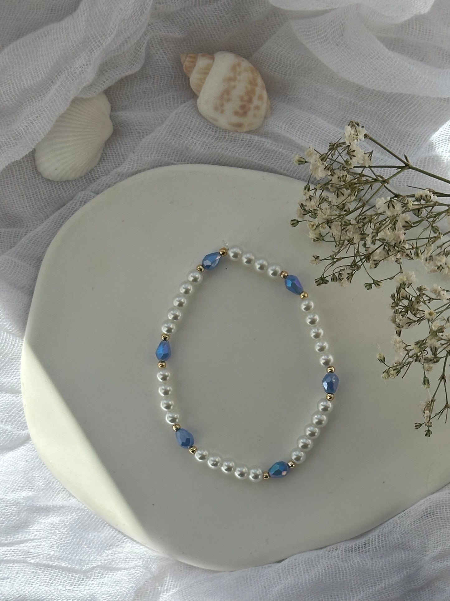 Perlenarmband mit Weißen Perlen, goldenen Perlen + Blauen Kristallperlen - 10817