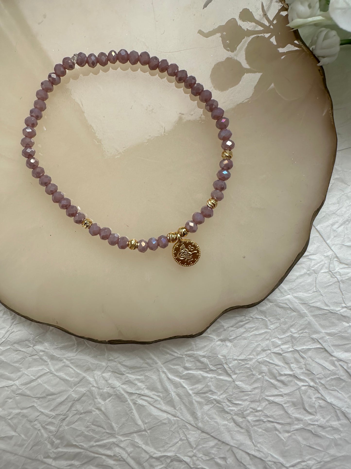Perlenarmband mit Fliederfarbenen Perlen und Goldenen Taler Anhänger - 10396