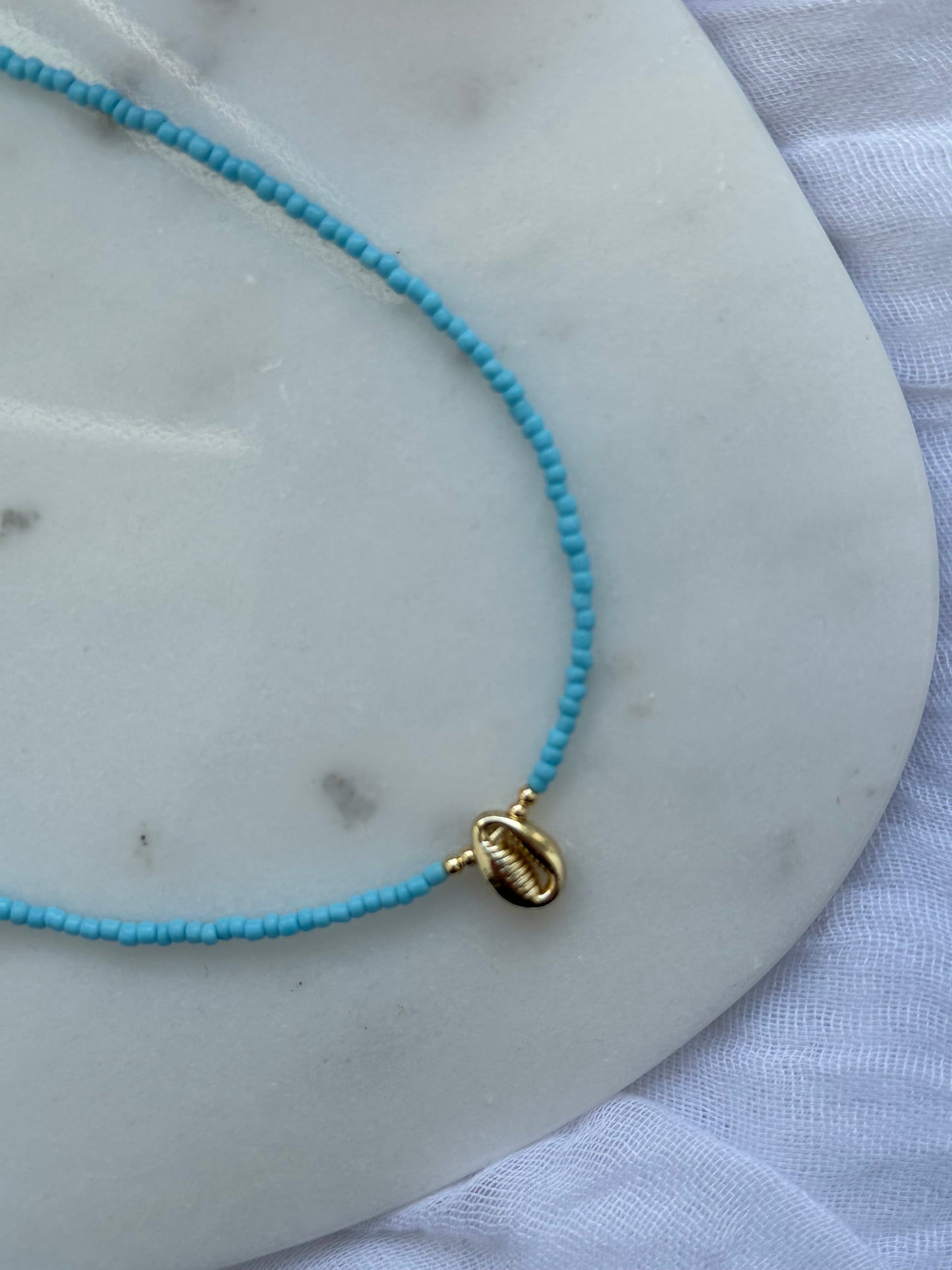Perlenkette mit Blauen Perlen + Muschel Anhänger - 10603