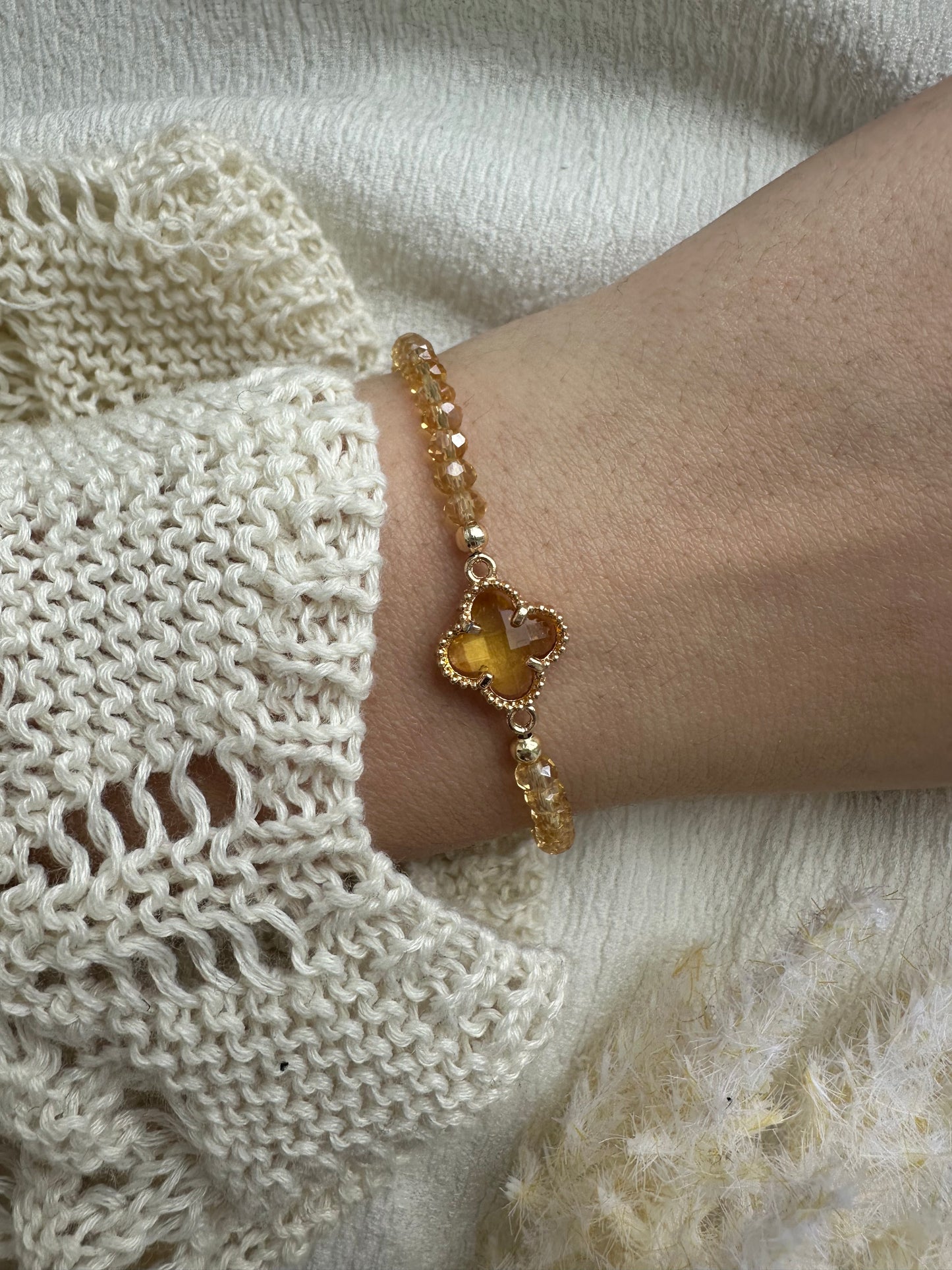 Perlenarmband mit Goldenen Kristallperlen und Kleeblatt Anhänger - 10394
