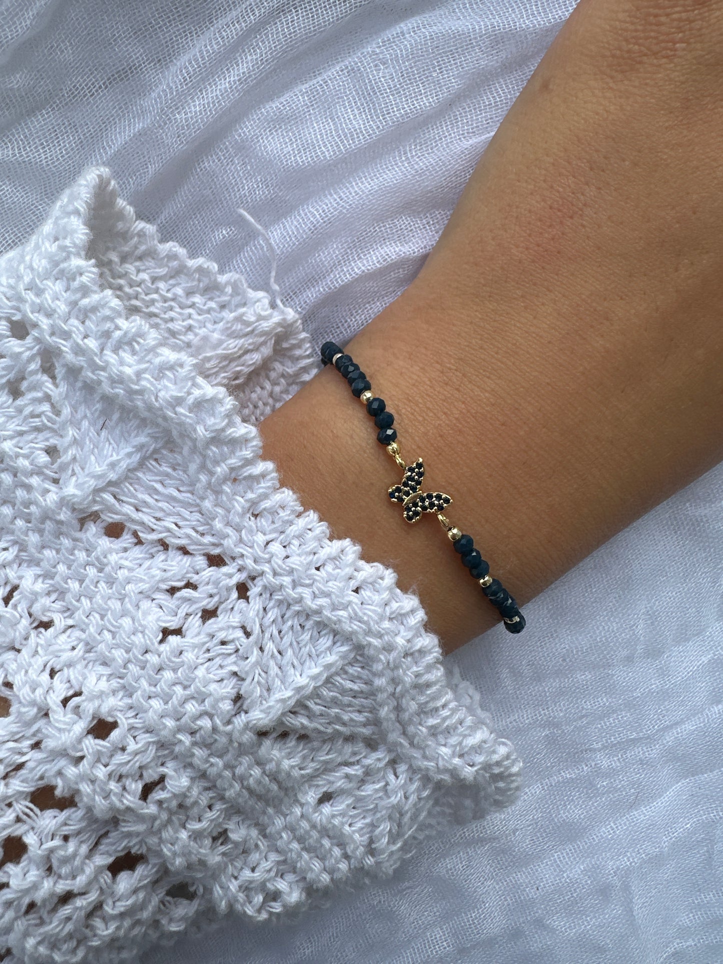 Perlenarmband mit Dunkelblauen Kristallperlen und Zirkonia Schmetterling Anhänger - 10283