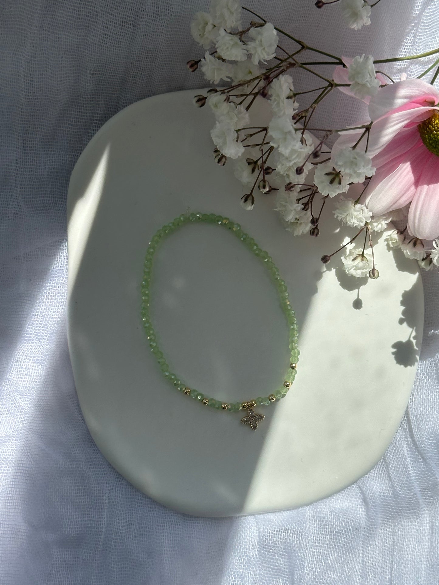 Perlenarmband mit Grünen Kristallperlen und goldenen Details + Zirkonia Anhänger - 10715