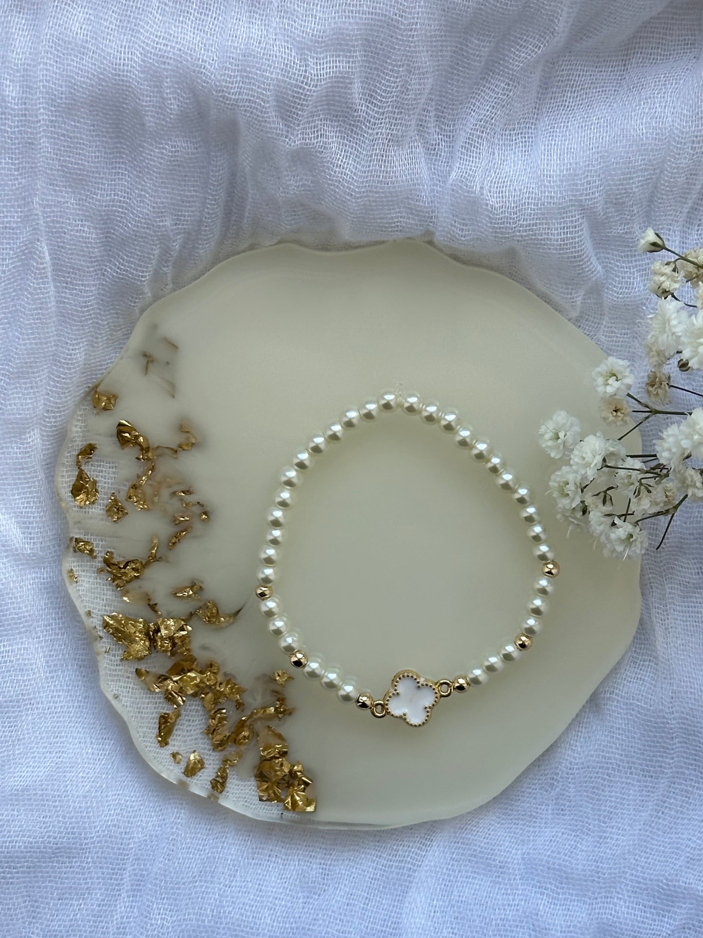 Perlenarmband mit Weißen / Beigen Glasperlen und Kleeblatt Anhänger - 10523