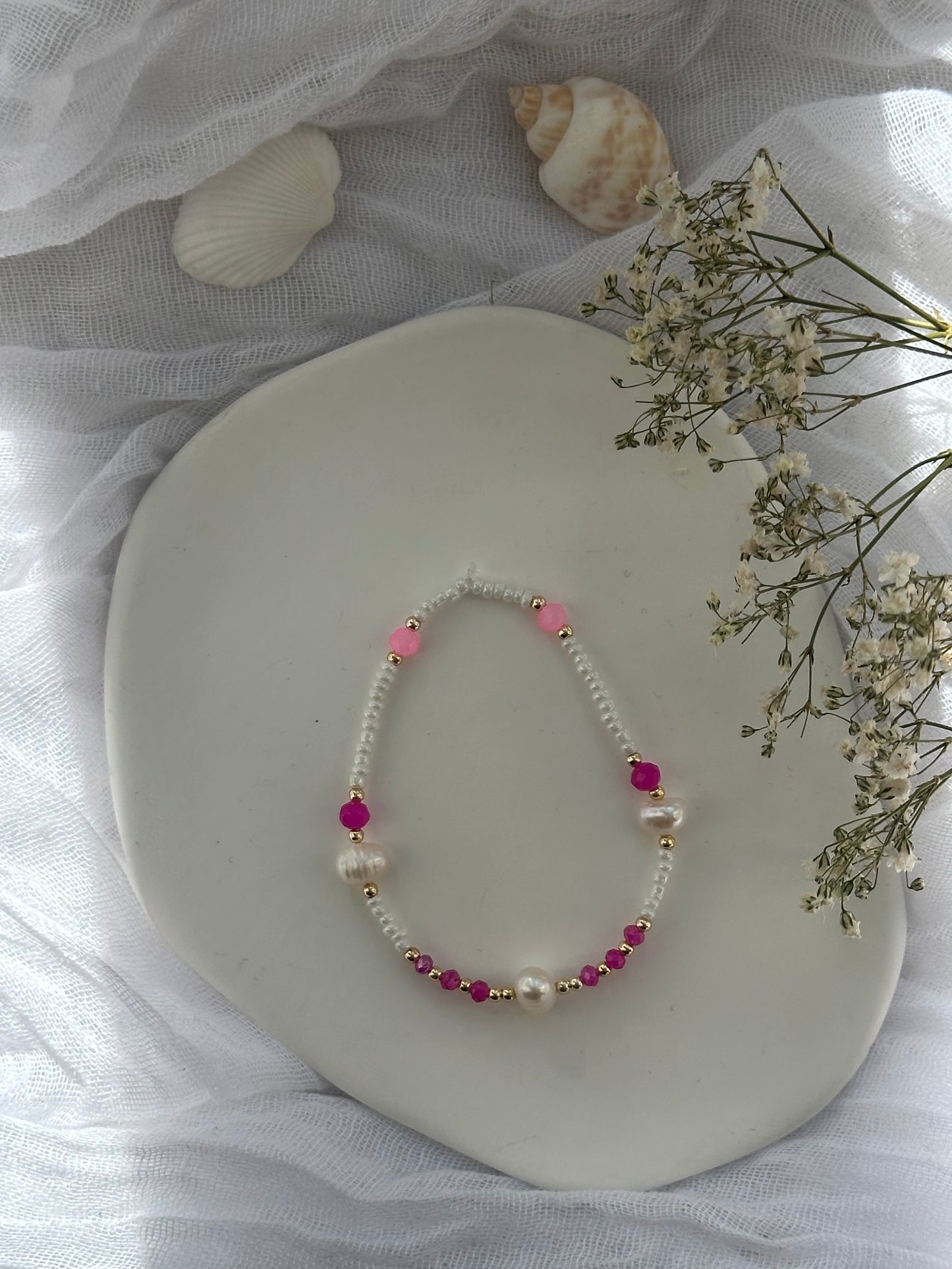 Perlenarmband mit Weißen Perlen, Pinken Kristallperlen und Goldenen Perlen + Süßwasserperlen - 10850