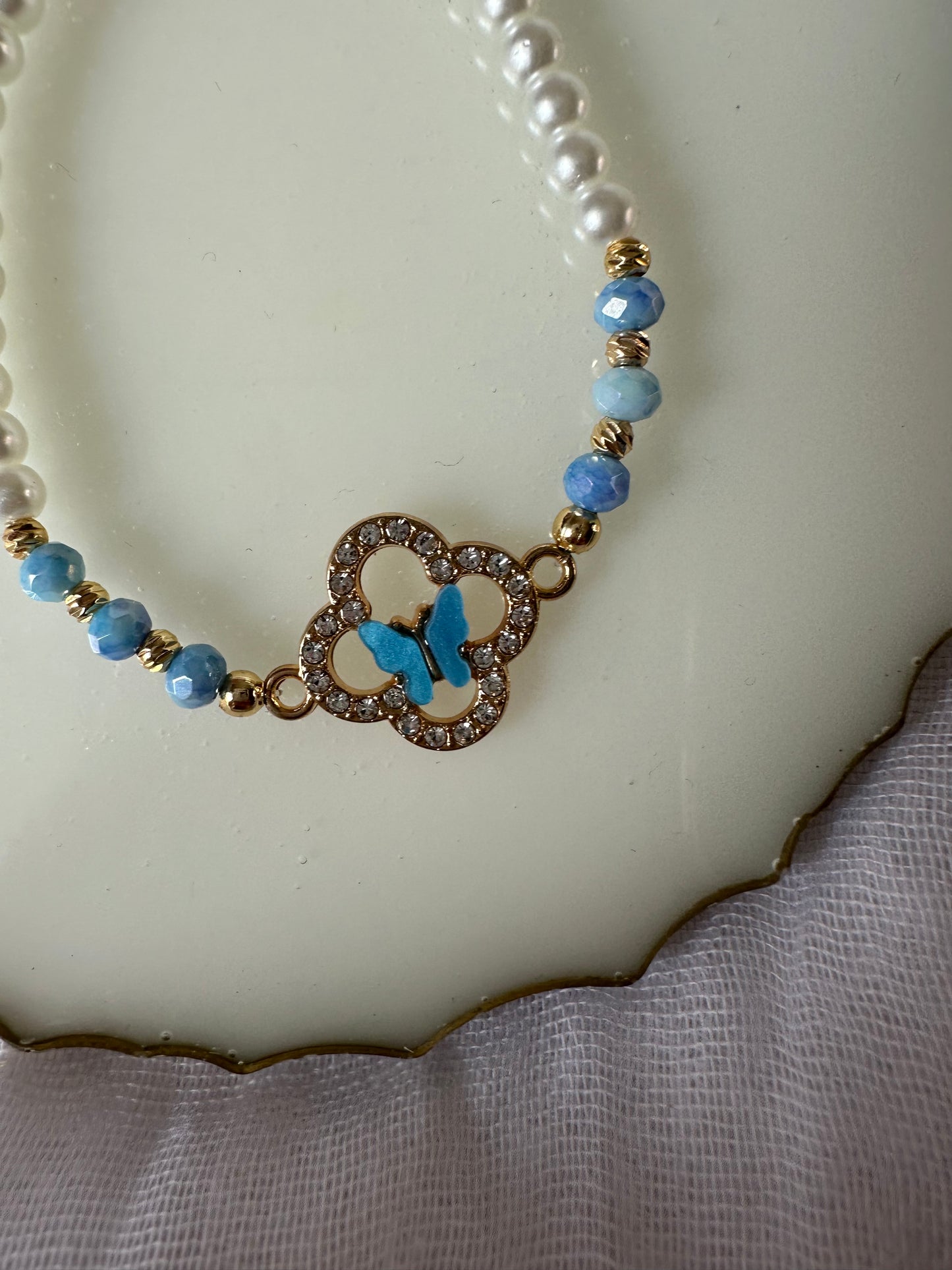 Perlenarmband mit Weißen Perlen und Blauen Kristallperlen und Schmetterlingsanhänger - 10462