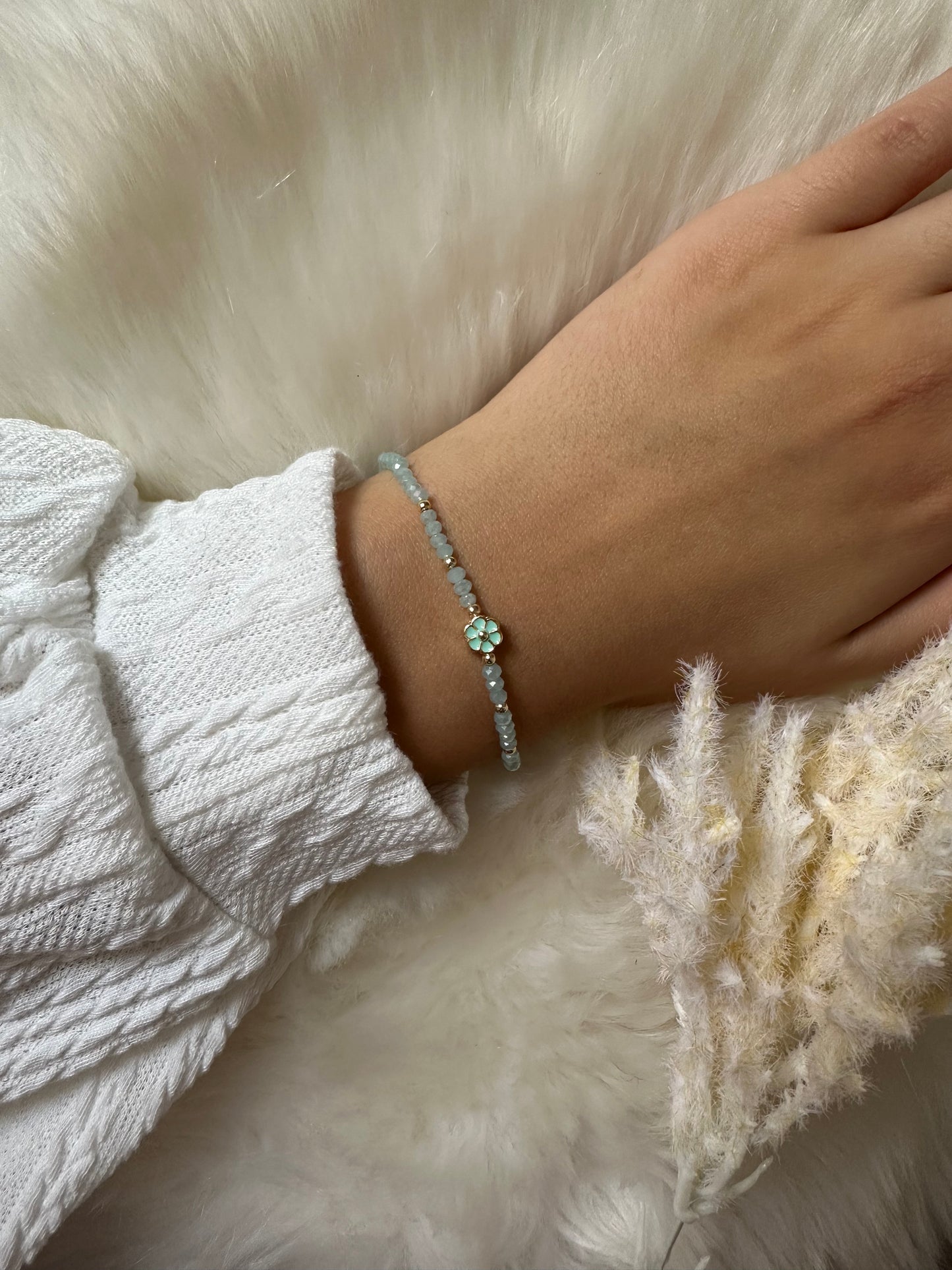 Perlenarmband mit Türkisen Kristallperen und Blumen Anhänger - 10413