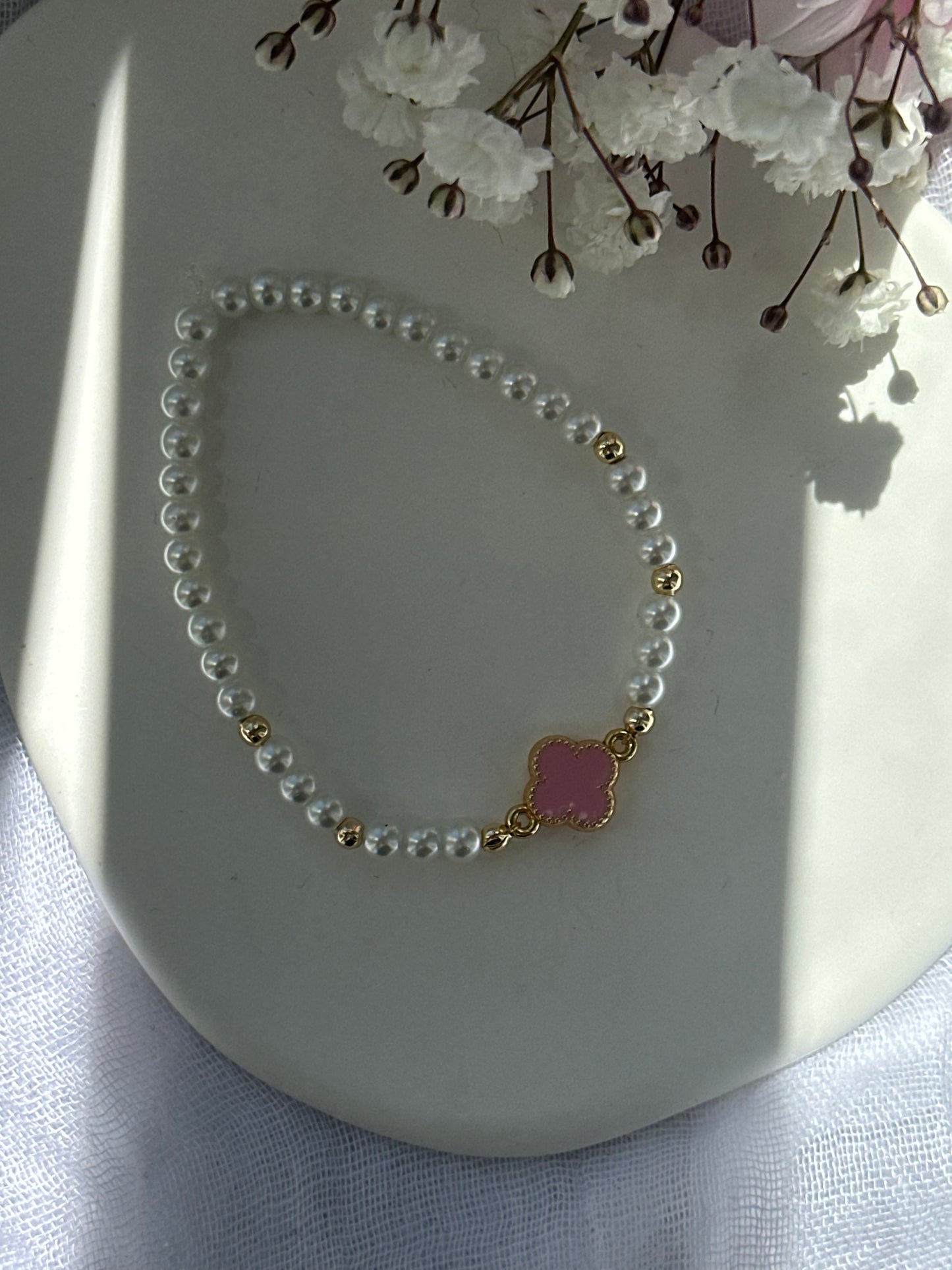 Perlenarmband mit Weißen Glasperlen und goldenen Details + Kleeblatt Anhänger - 10737