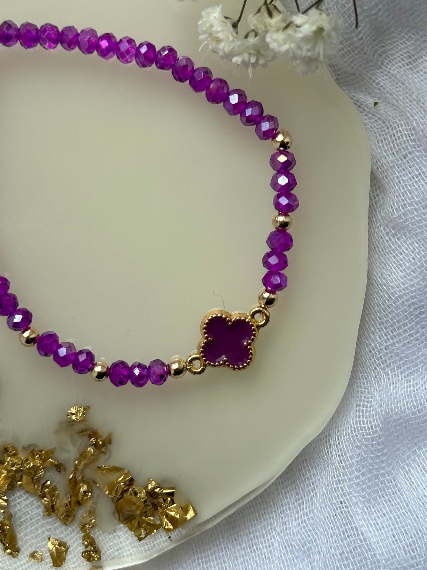 Perlenarmband mit Lila Kristallperlen und Kleeblatt Anhänger - 10528