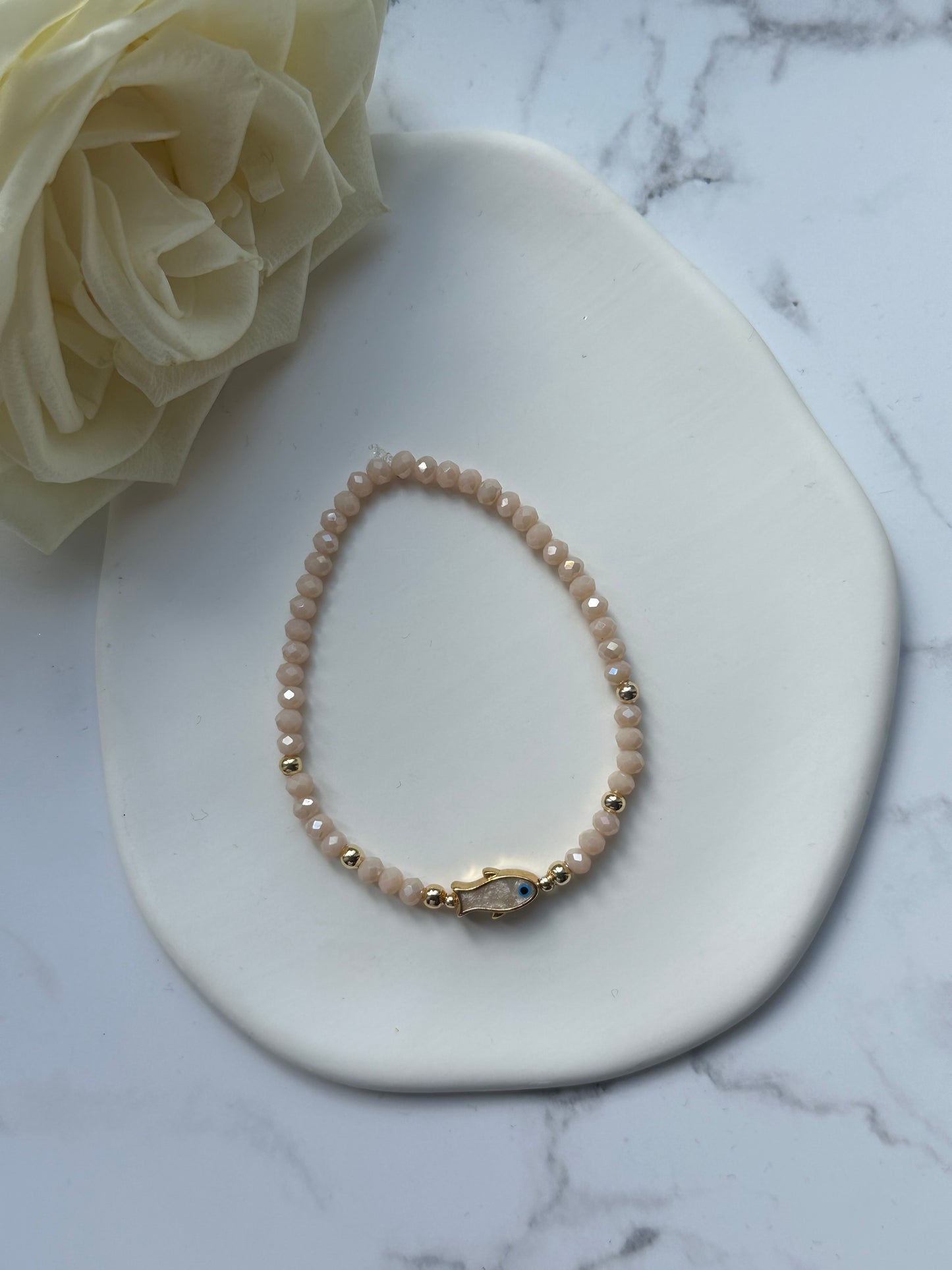 Perlenarmband mit Beigen Kristallperlen und Goldenen Perlen + Fisch Anhänger - 10872
