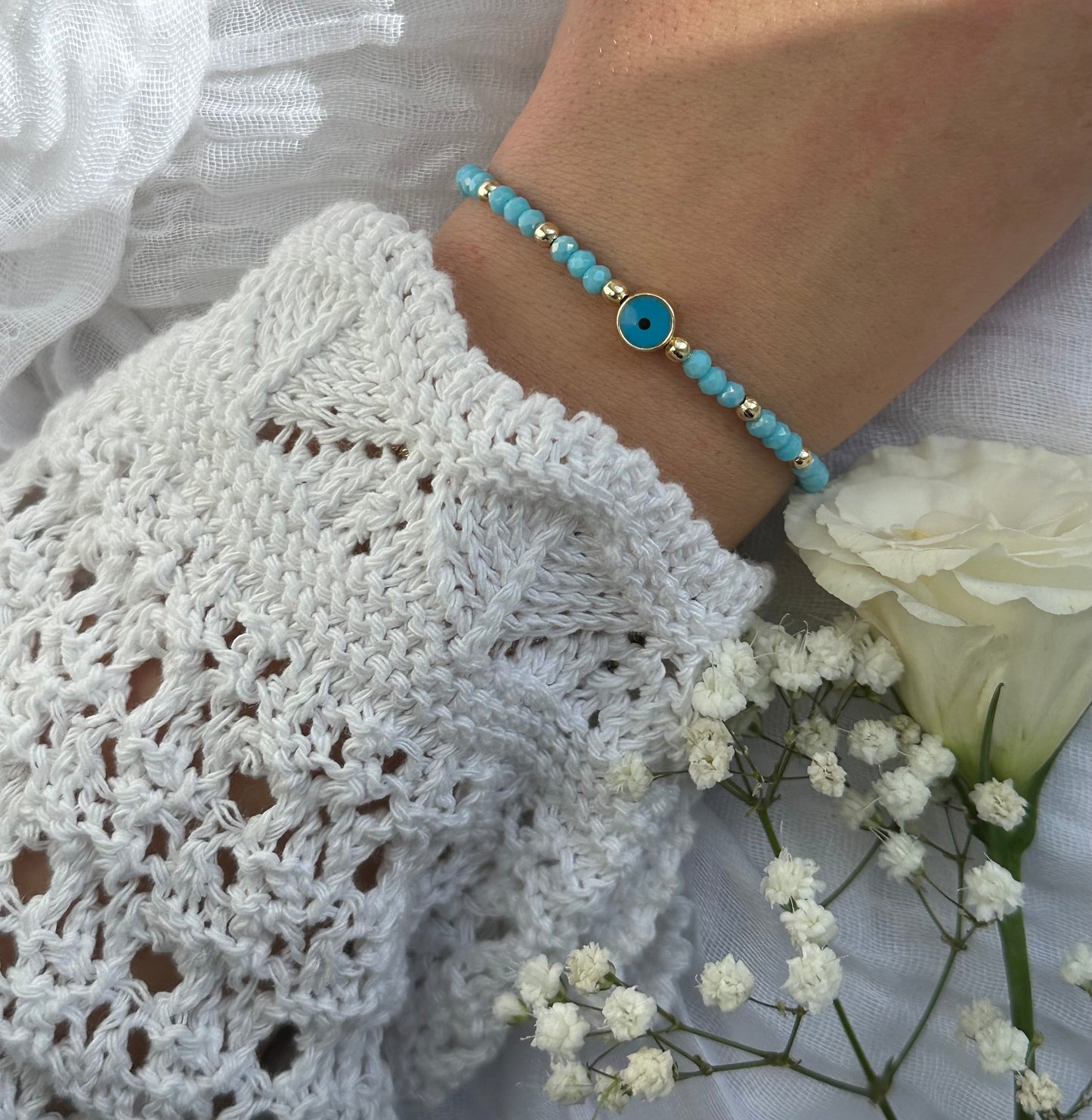 Perlenarmband mit Hellblauen Kristallperlen und Nazar Anhänger - 10569