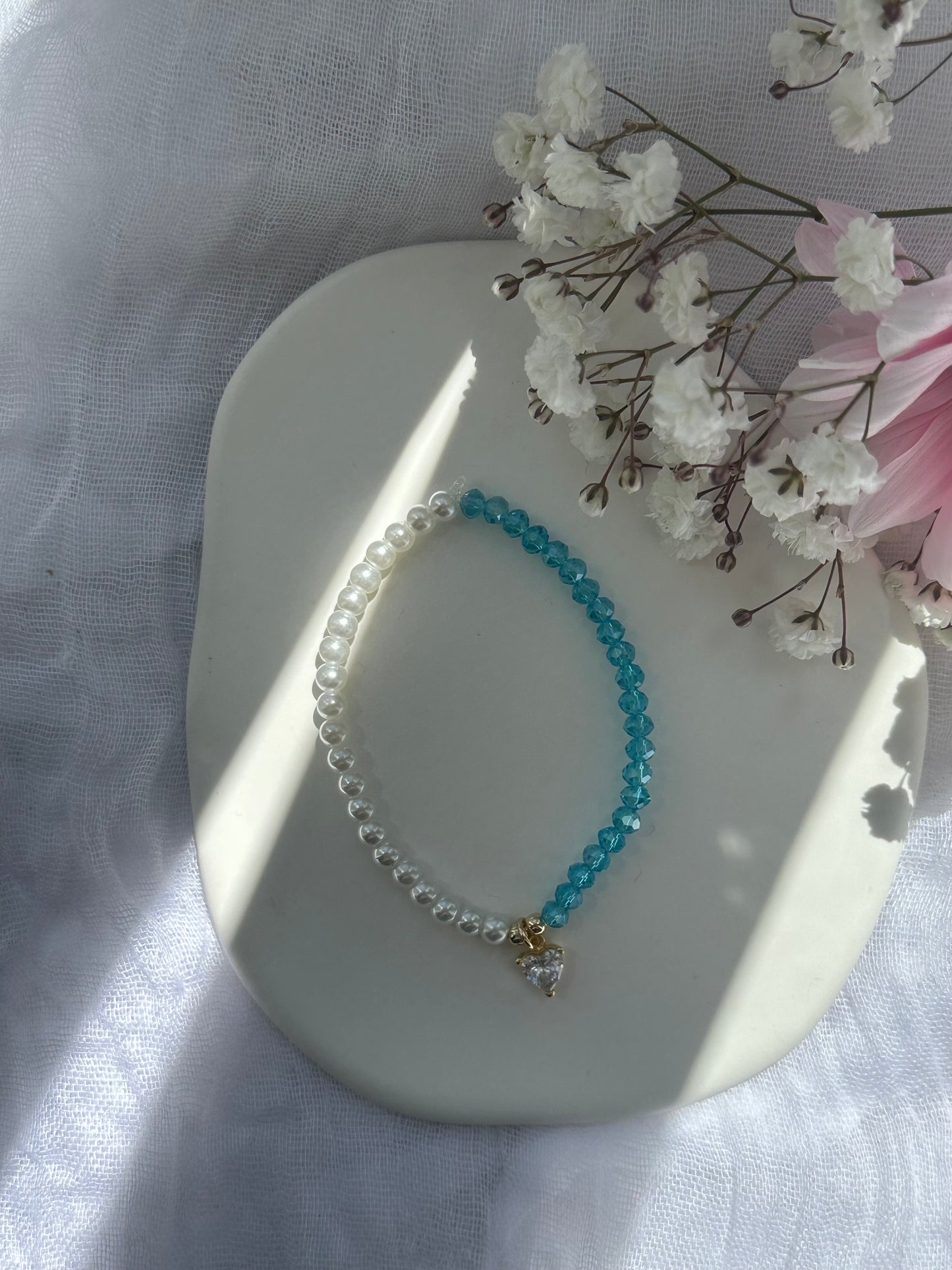 Perlenarmband mit Weißen Glasperlen und Blauen Kristallperlen und goldenen Details + Zirkonia Herz Anhänger - 10768