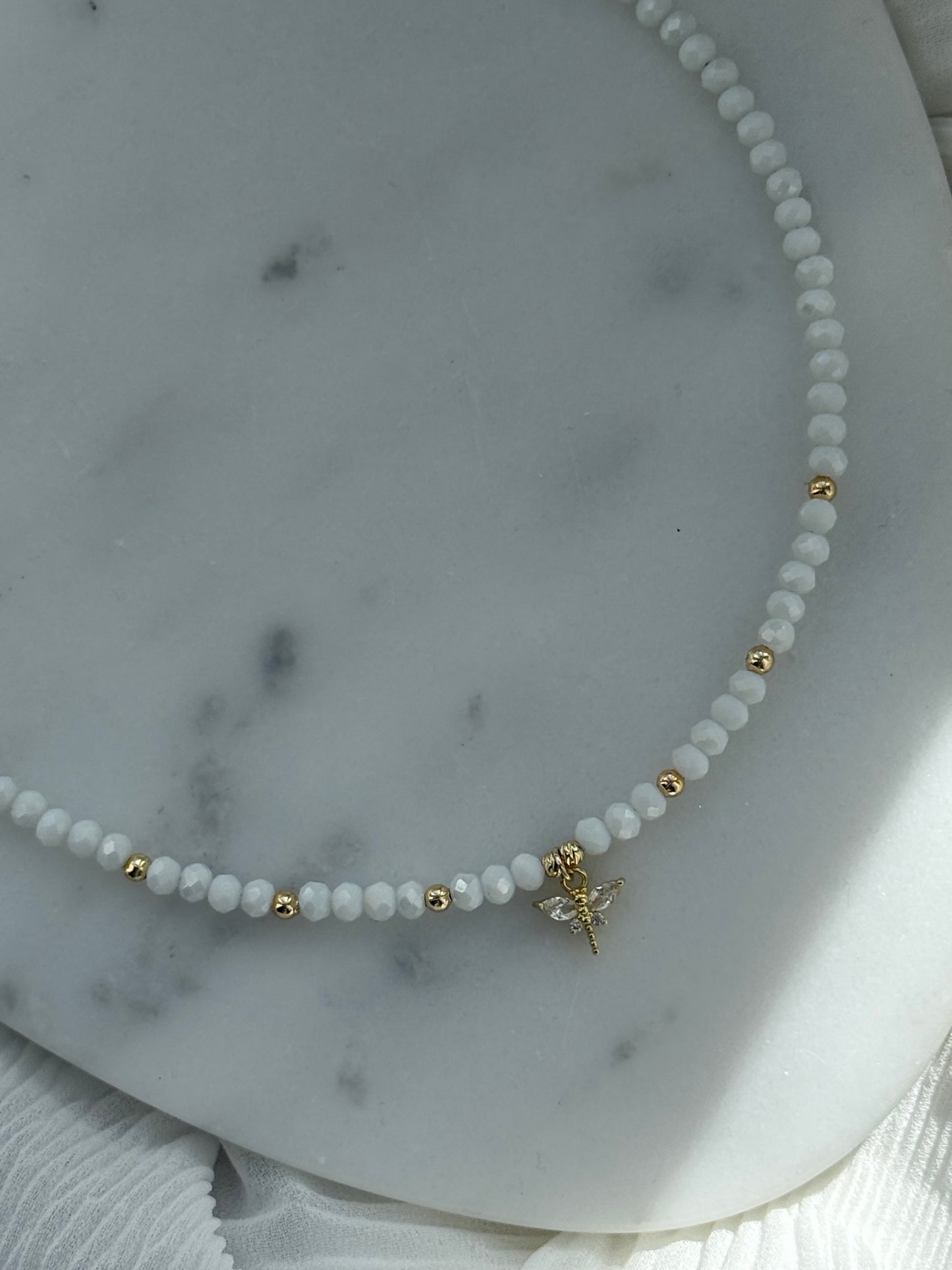 Perlenkette mit Weißen Kristallperlen, Goldenen Perlen + Libellen Anhänger - 2179