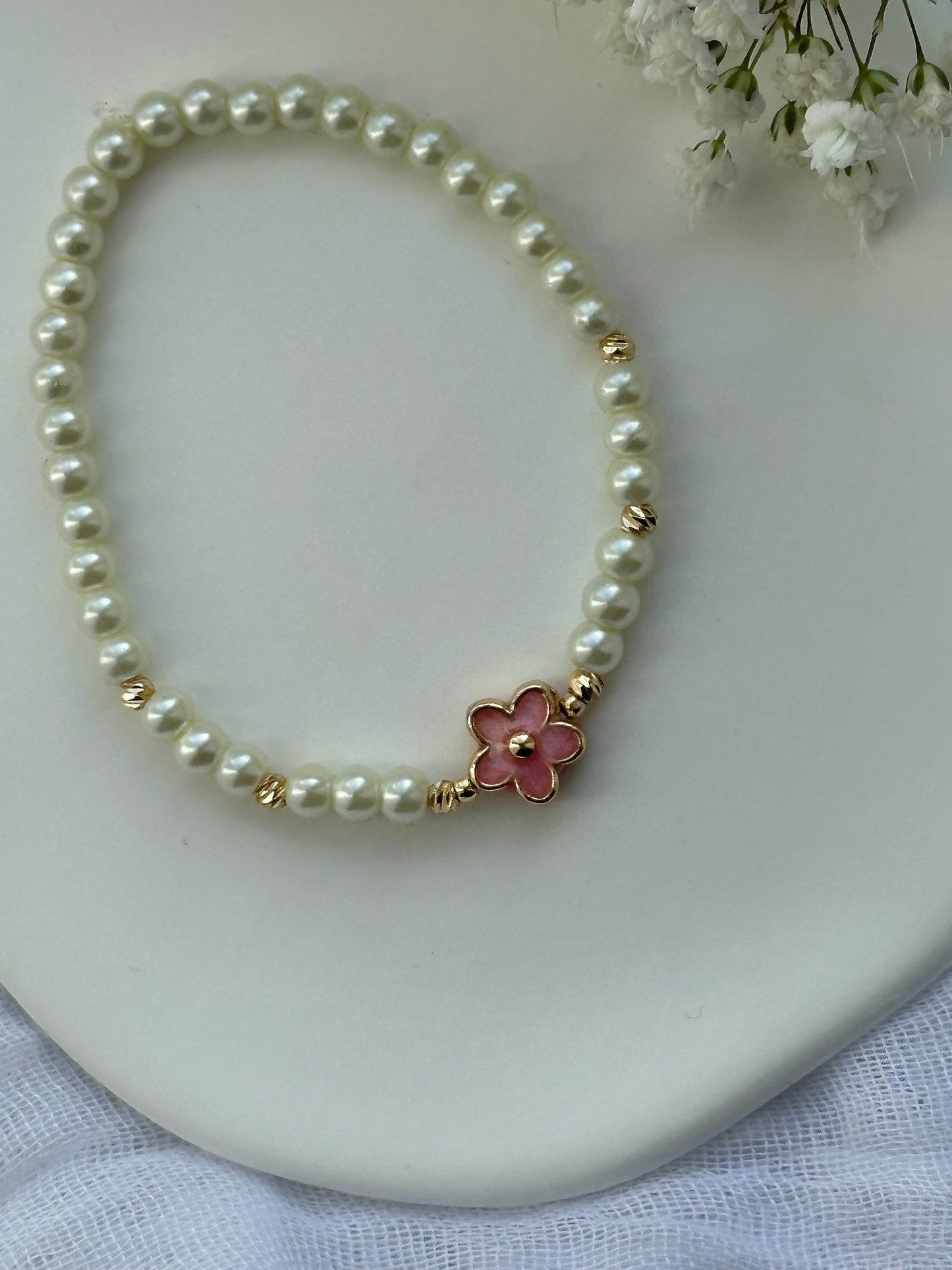 Perlenarmband mit Beigen Perlen und Rosa Blumen Anhänger - 10570