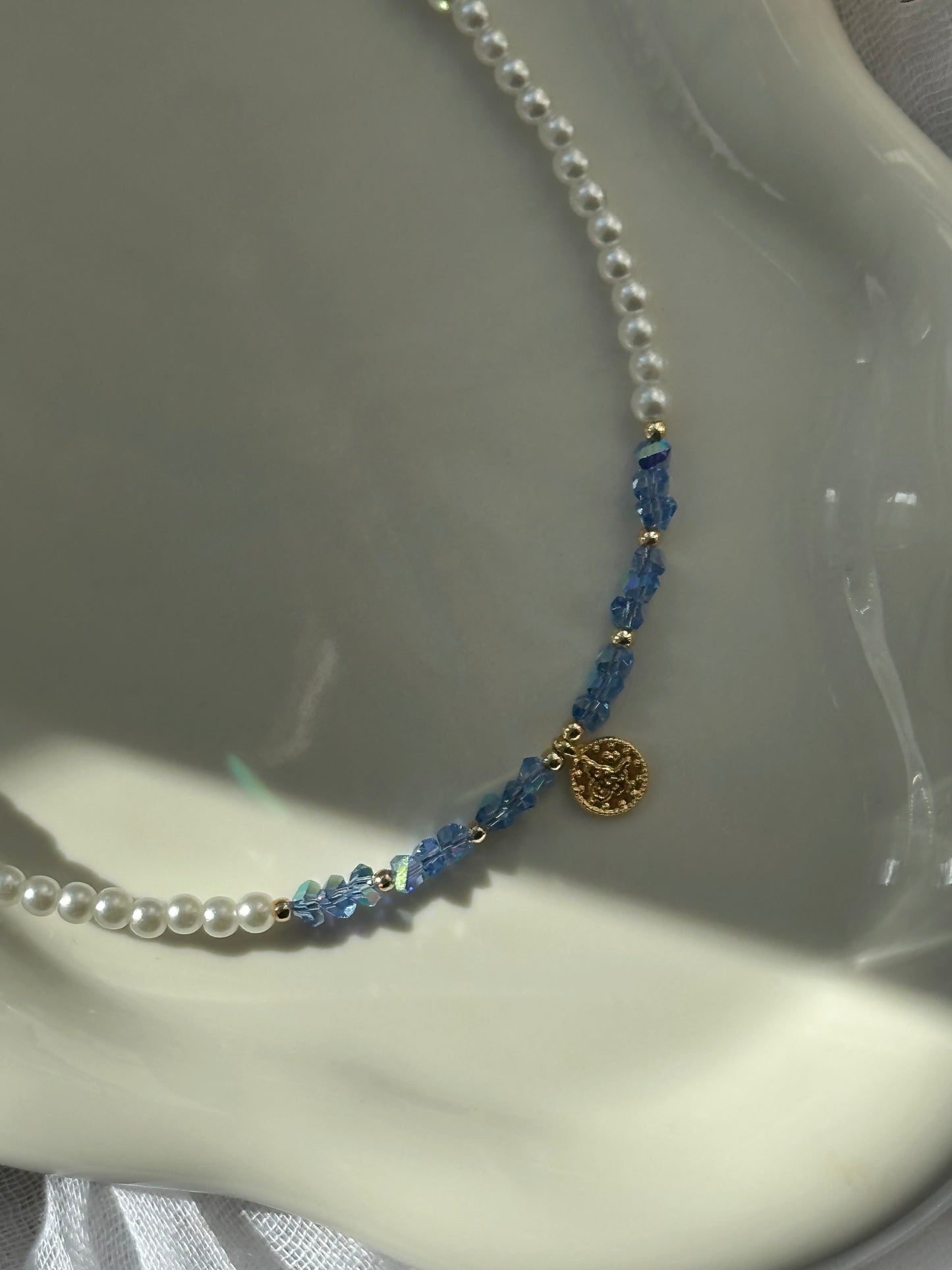 Perlenkette mit Weißen Perlen und Blauen Kristallperlen und einem goldenen Taler Anhänger - 10663