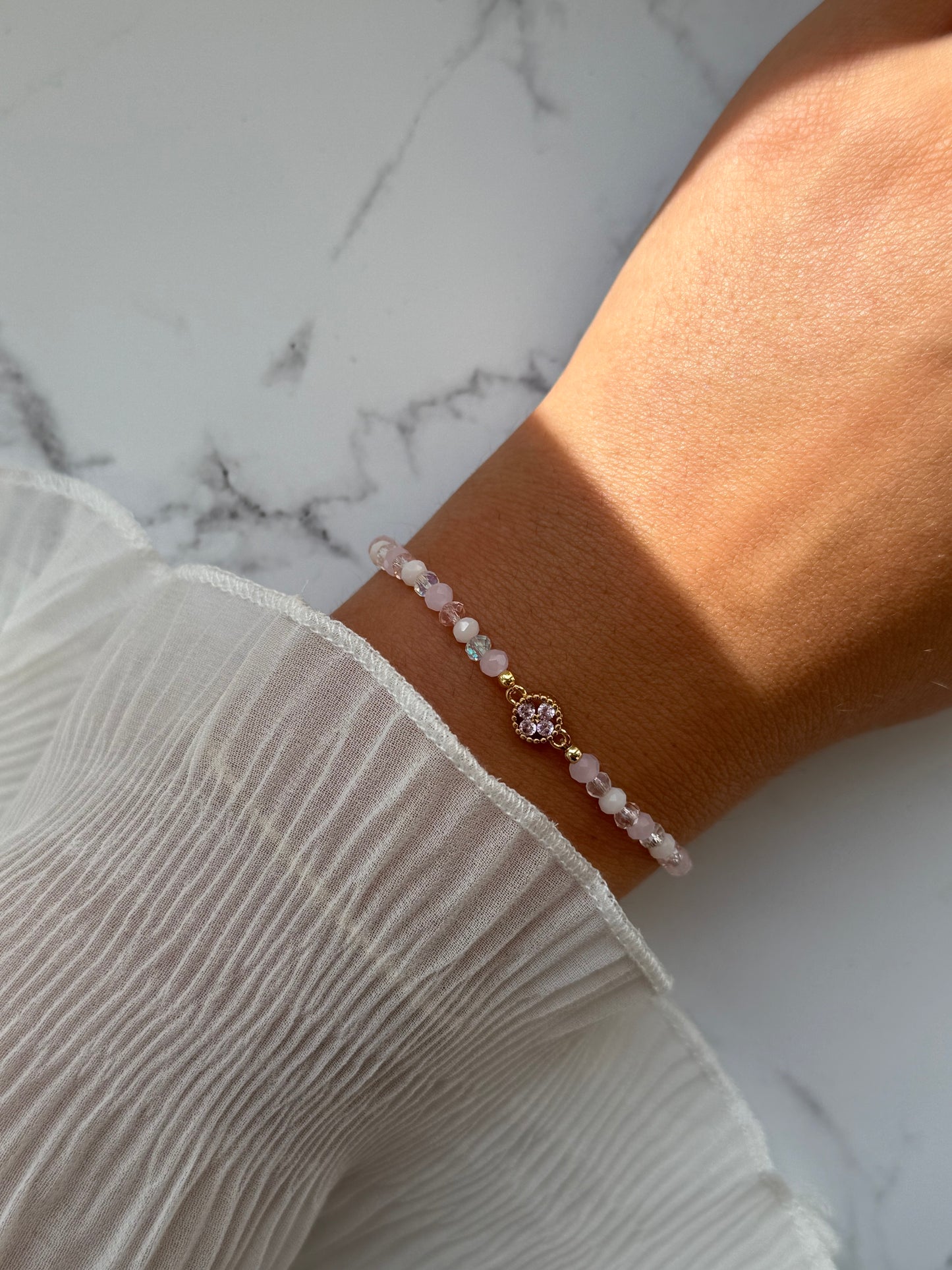 Perlenarmband mit Bunten Kristallperlen, Goldenen Perlen + Kleeblatt Anhänger - 10954