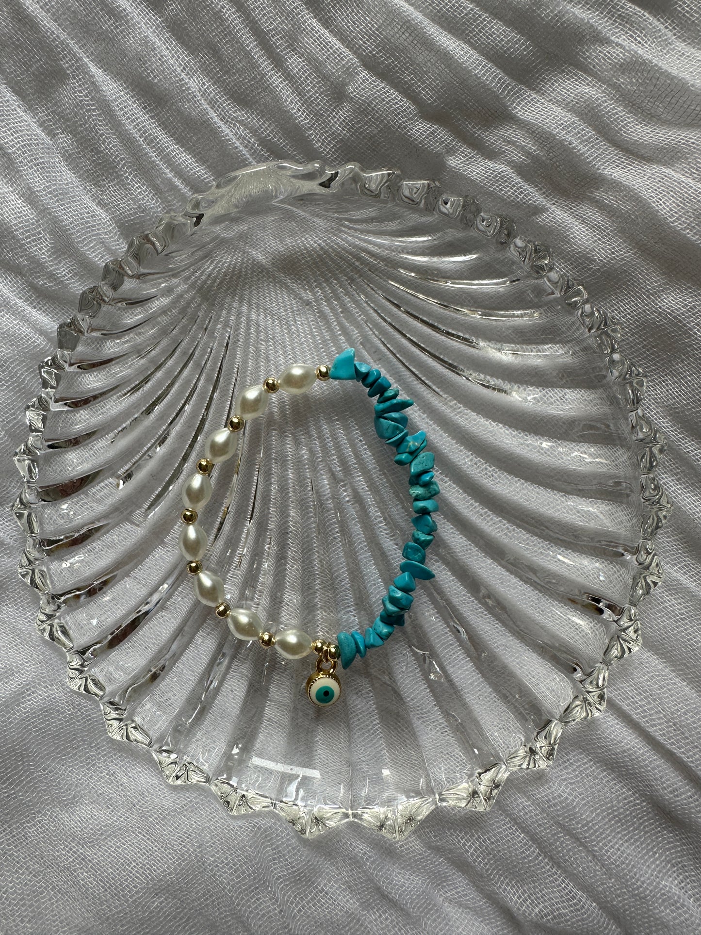 Perlenarmband mit Weißen Perlen und Blauen Edelsteinen und Nazar Anhänger - 10281