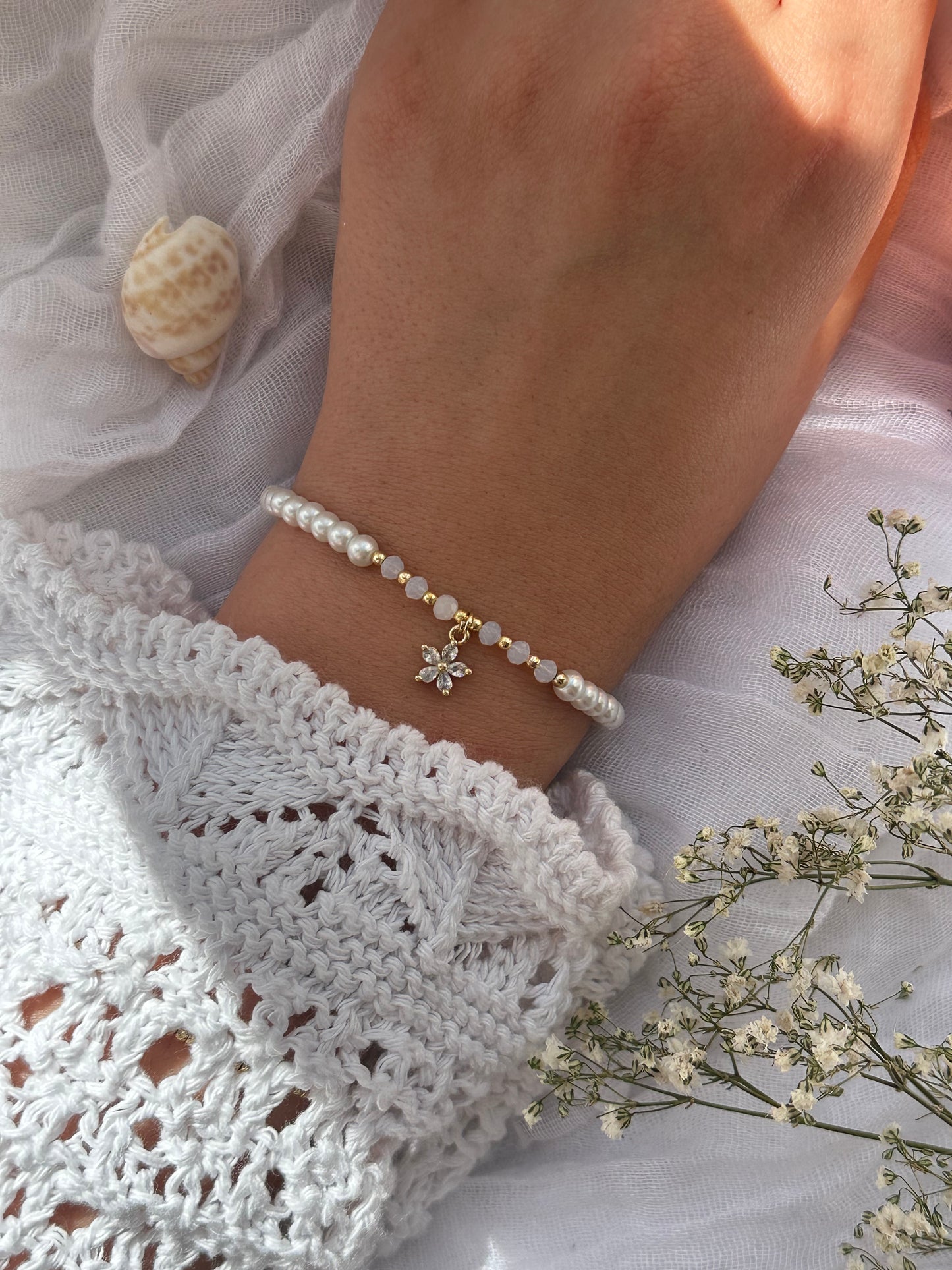 Perlenarmband mit Weißen Perlen, Weißen Kristallperlen und Goldenen Perlen + Blumen Anhänger - 10848