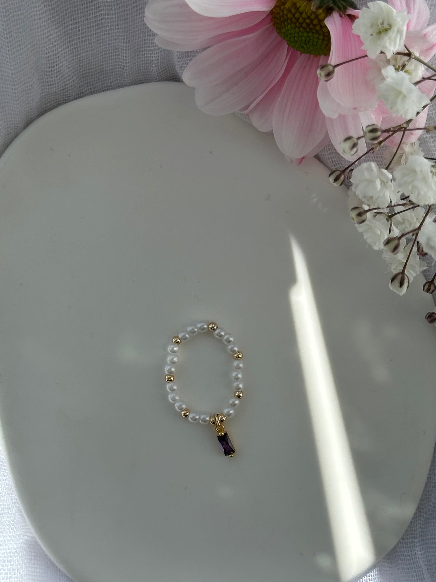 Perlenring mit Weißen Perlen und goldenen Details + Zirkonia Anhänger - 10780