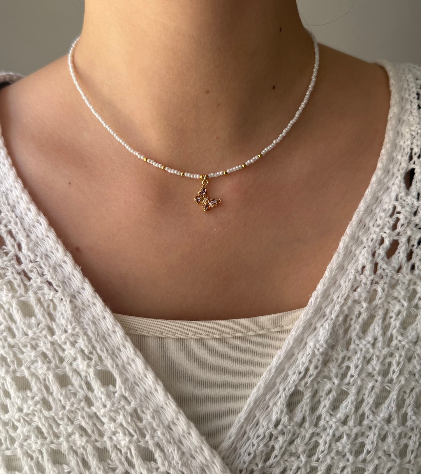 Perlenkette mit Weißen Perlen, Goldenen Perlen + Schmetterling Anhänger - 2154