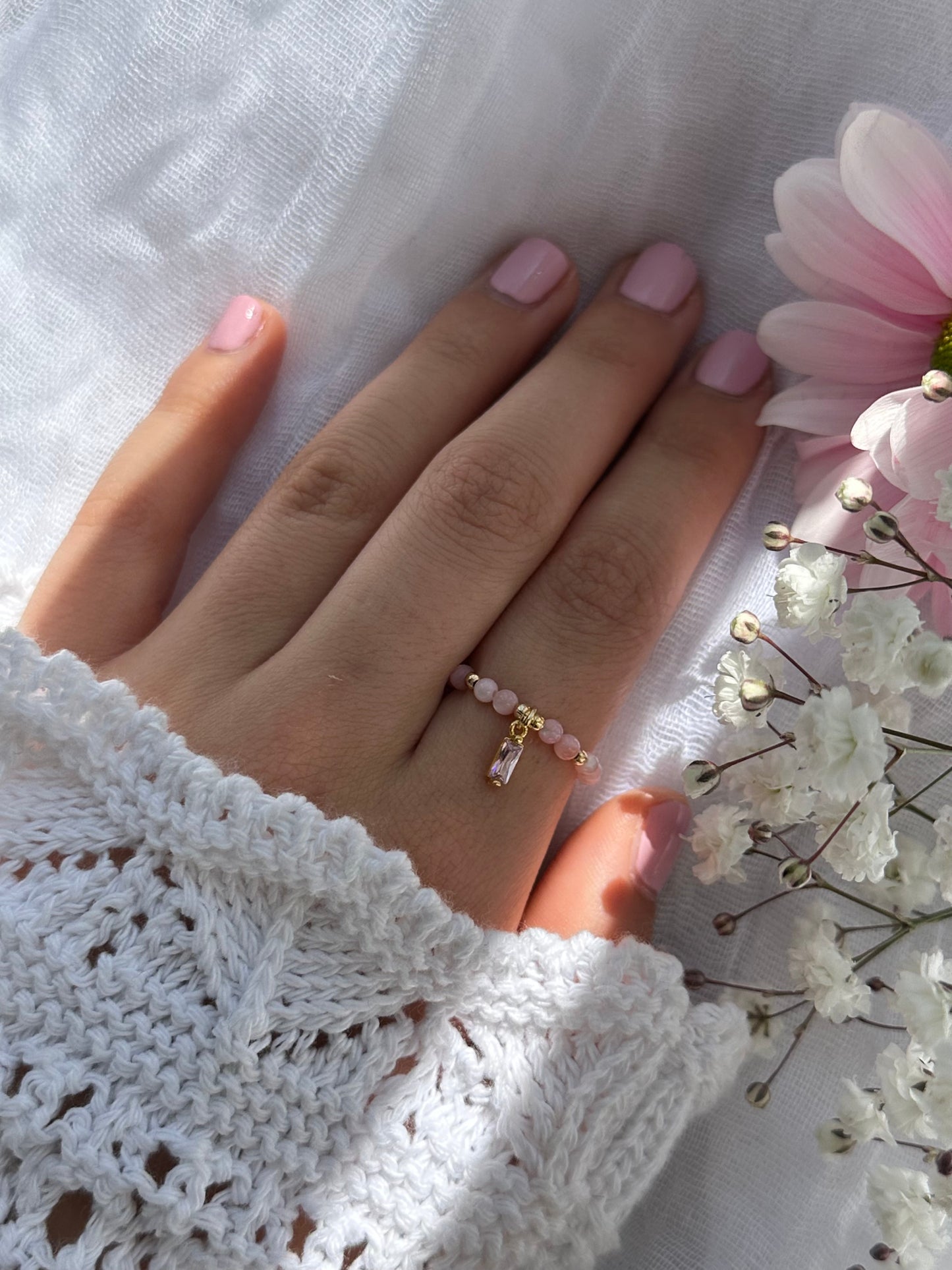 Perlenring mit Rosa Glasperlen und goldenen Details + Zirkonia Anhänger - 10779