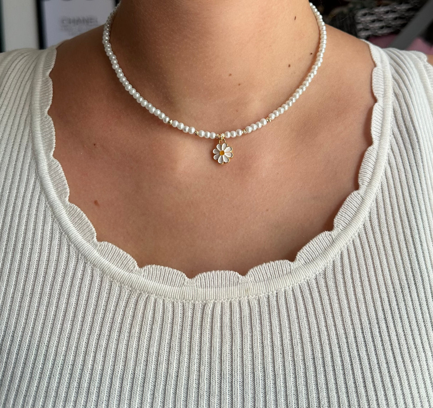Perlenkette mit Weißen Perlen und Gänseblümchen Anhänger - 10197
