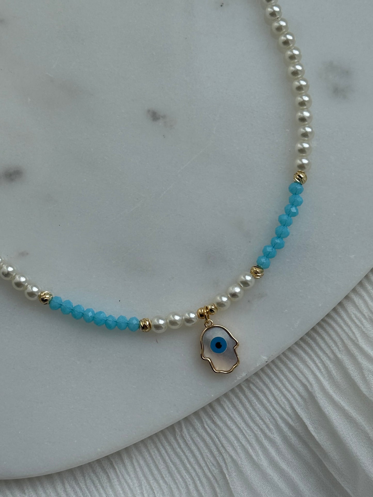 Perlenkette mit Weißen und Blauen Perlen, Goldenen Details + Fatimas Hand Anhänger - 111169