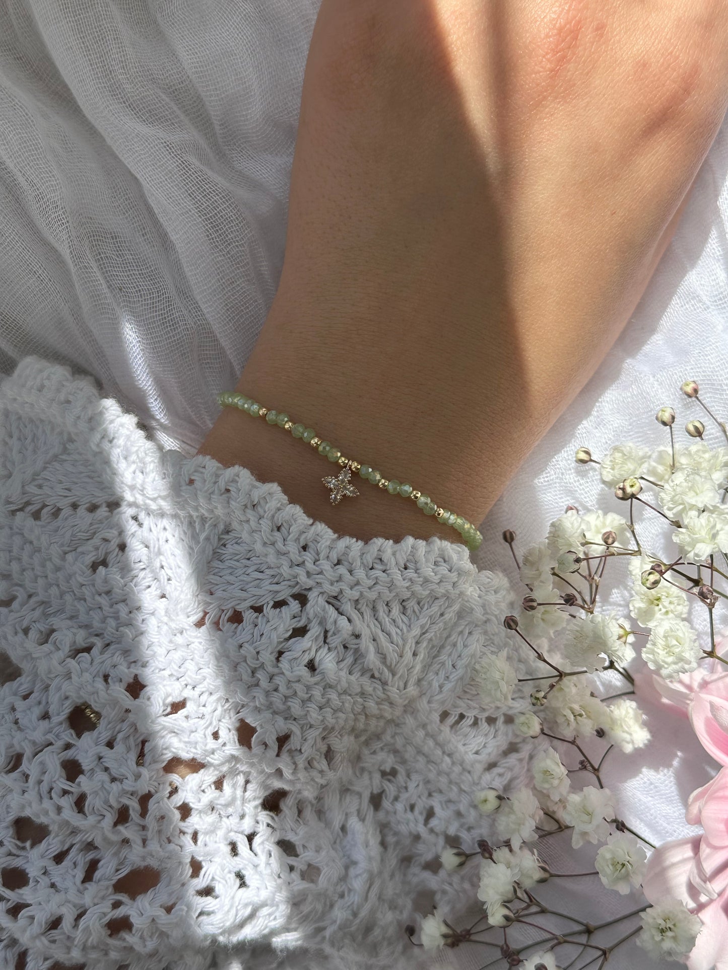 Perlenarmband mit Grünen Kristallperlen und goldenen Details + Zirkonia Anhänger - 10715