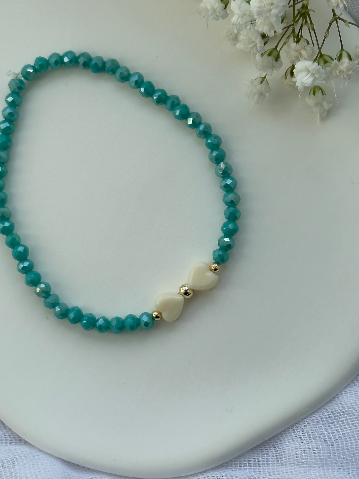 Perlenarmband mit Türkisen Kristallperlen und einer Beigen Schleife - 10536