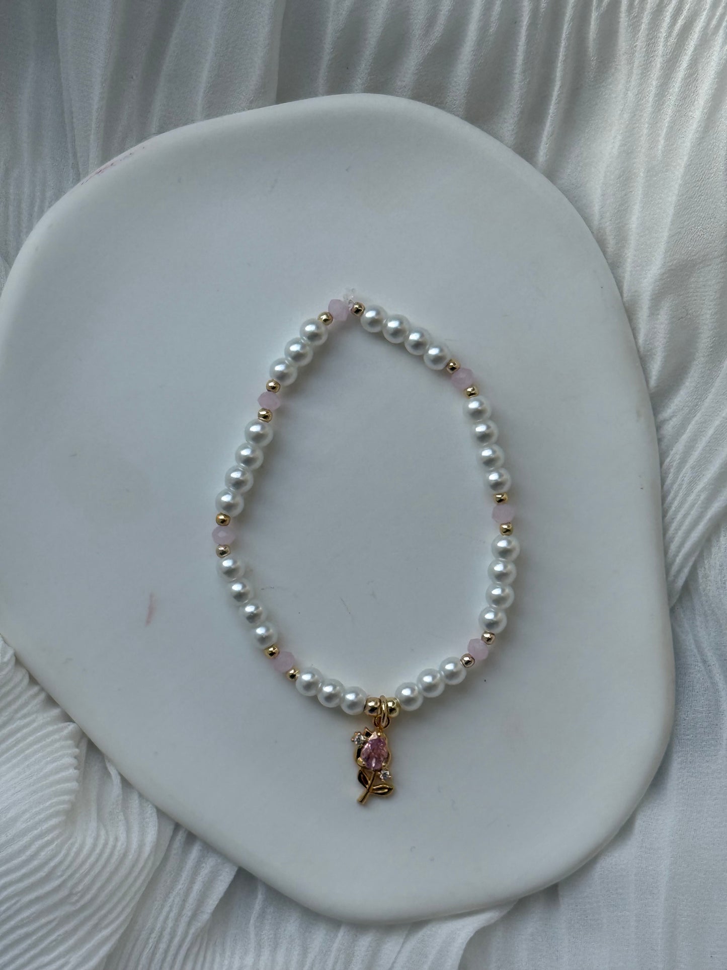 Perlenarmband mit Weißen Glasperlen, Rosa Kristallperlen und Goldenen Perlen + Rosen Anhänger - 111224
