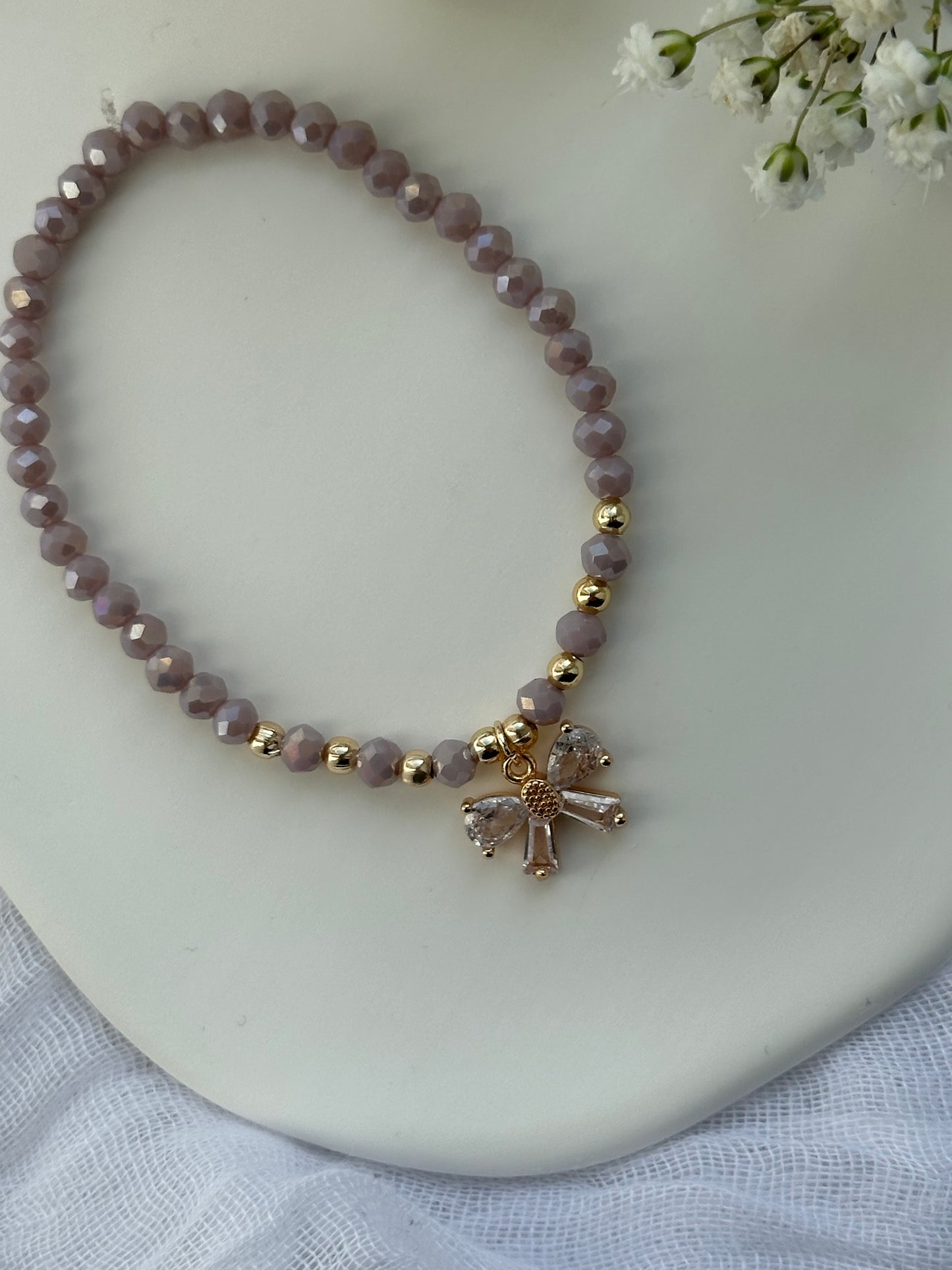 Perlenarmband mit Lila Kristallperlen und Schleifen Anhänger - 10572